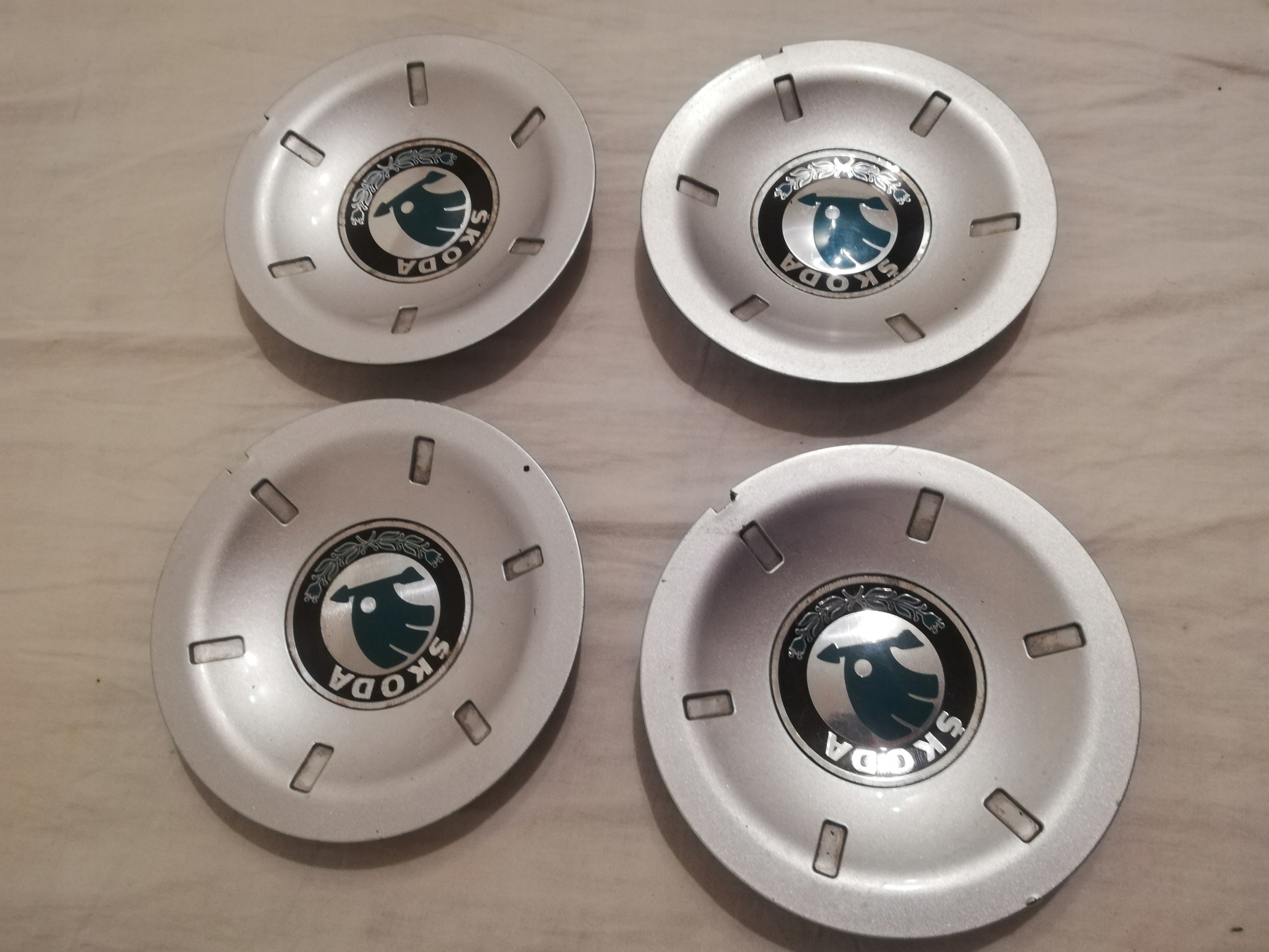 4 ШТ. КРИШКИ КРИШКИ SKODA ОРИГІНАЛЬНІ