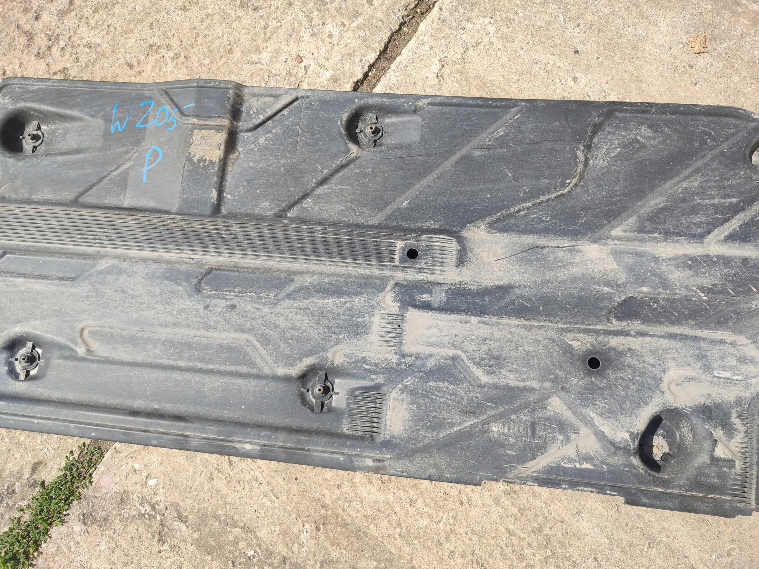 cover chassis right MERCEDES W204 A2046100208