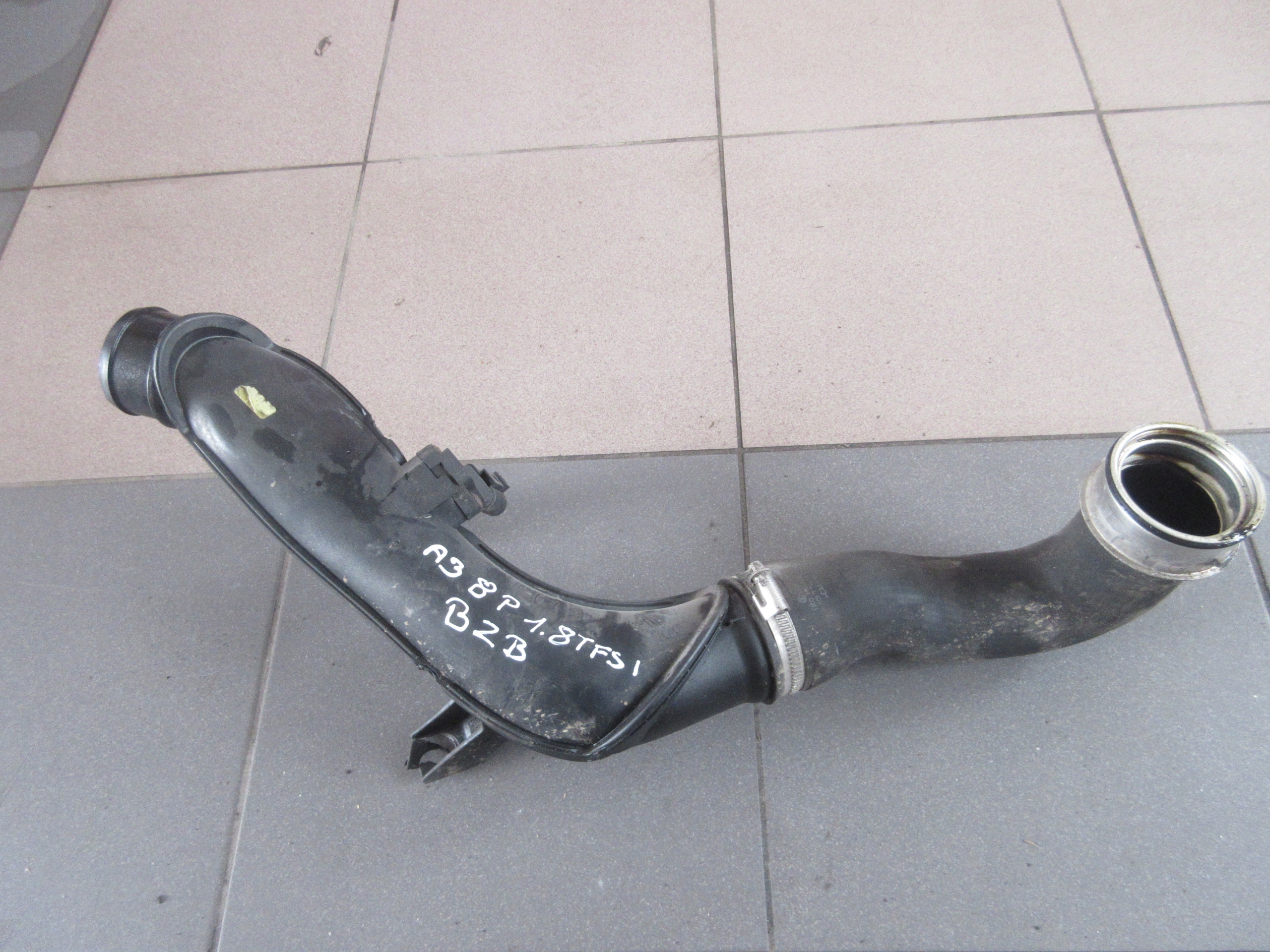 1K0145770N 0261230073 - Труба воздуховод интеркулера A3 8P 1.8 TFSI