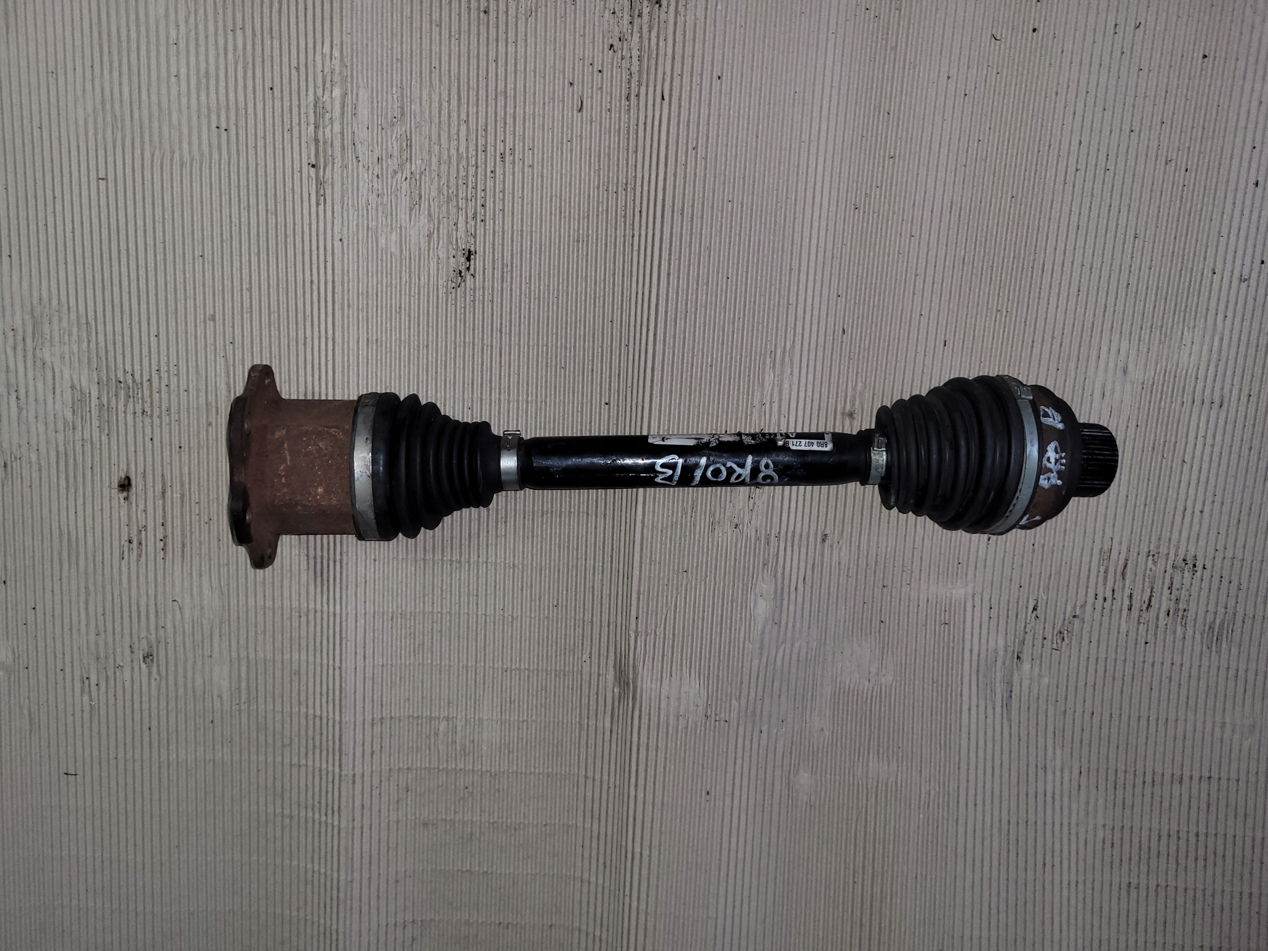 Піввісь правий / лівий Q5 8r0407271b