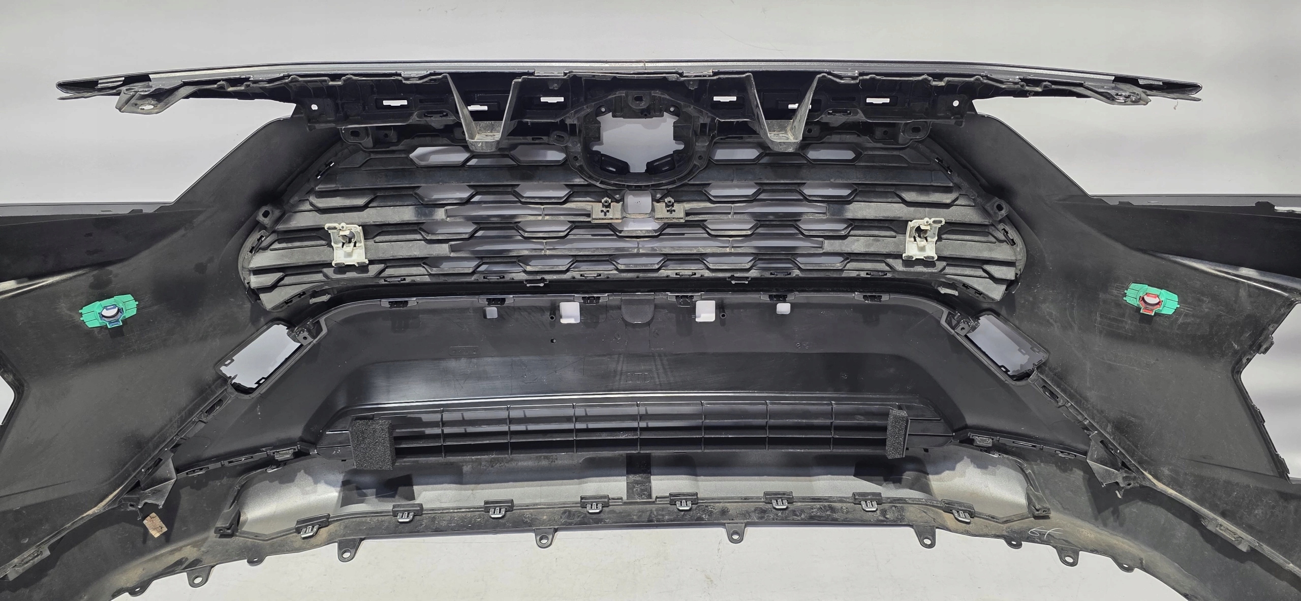 front bumper grille below KAMERE TOYOTA RAV4 V 19- 4XPDC washers original