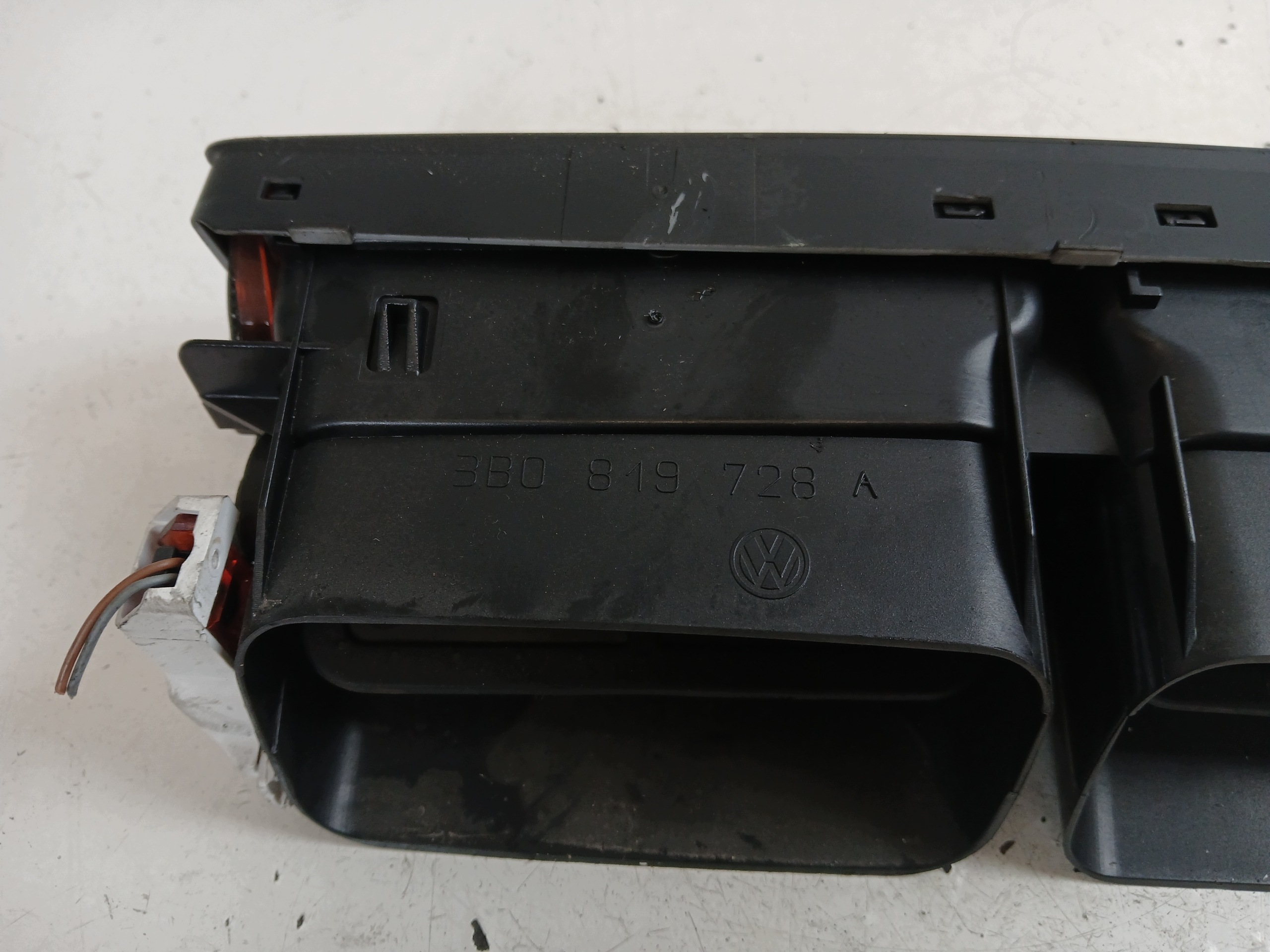 VW PASSAT B5 lüftungsgitter des lüfters mitte 3B0819728A