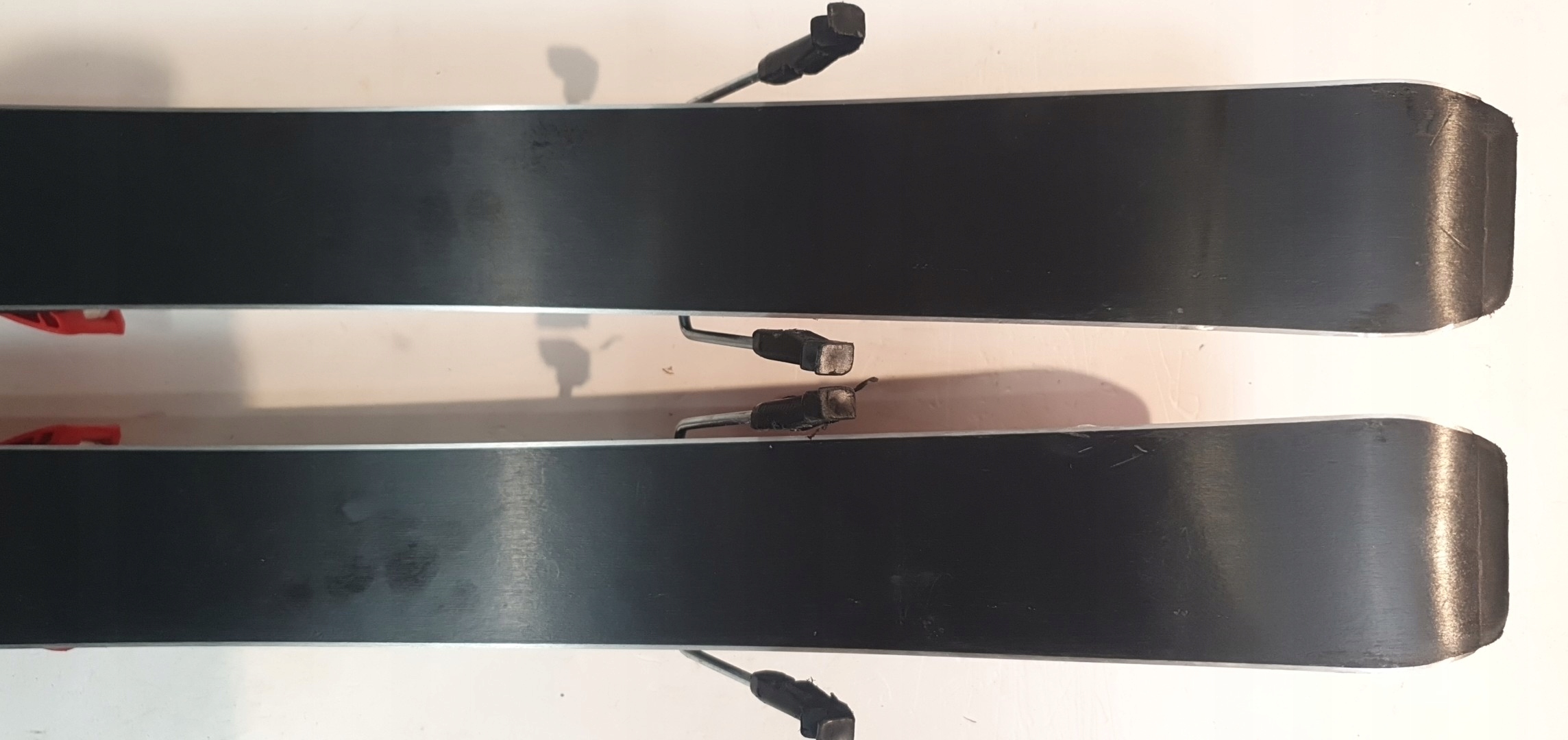 Narty ATOMIC REDSTER J2 dł. 90 cm 2022 Kolor dominujący pomarańcze i czerwienie