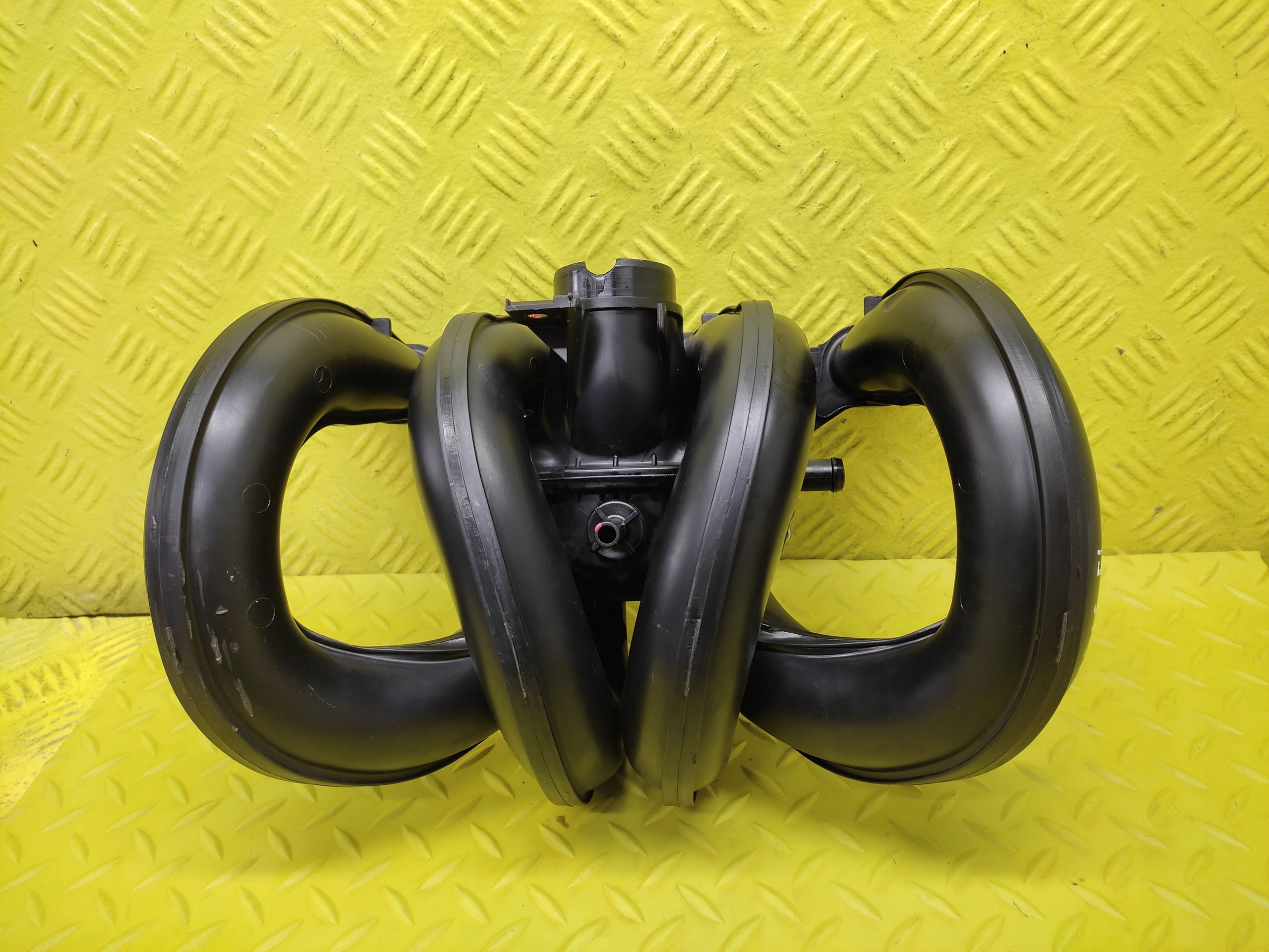 TOYOTA YARIS and 1.3 intake manifold