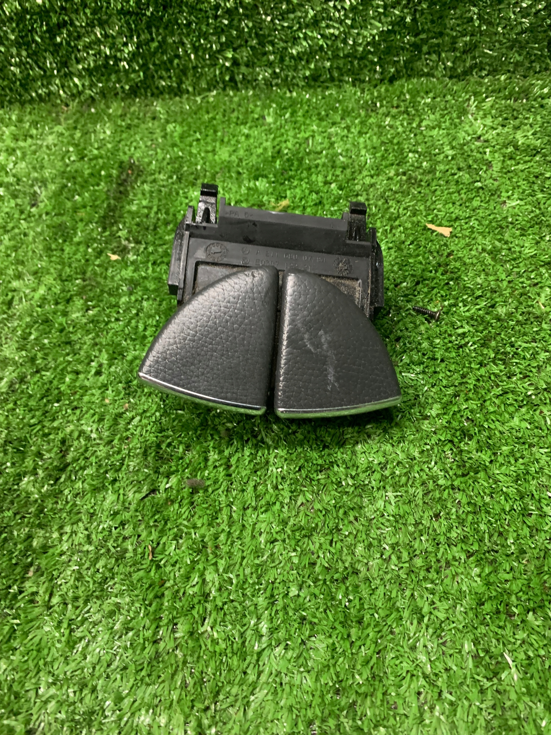 KLAMKA UCHWYT PODŁOKIETNIKA MERCEDES W211 A2116800784 2116800784