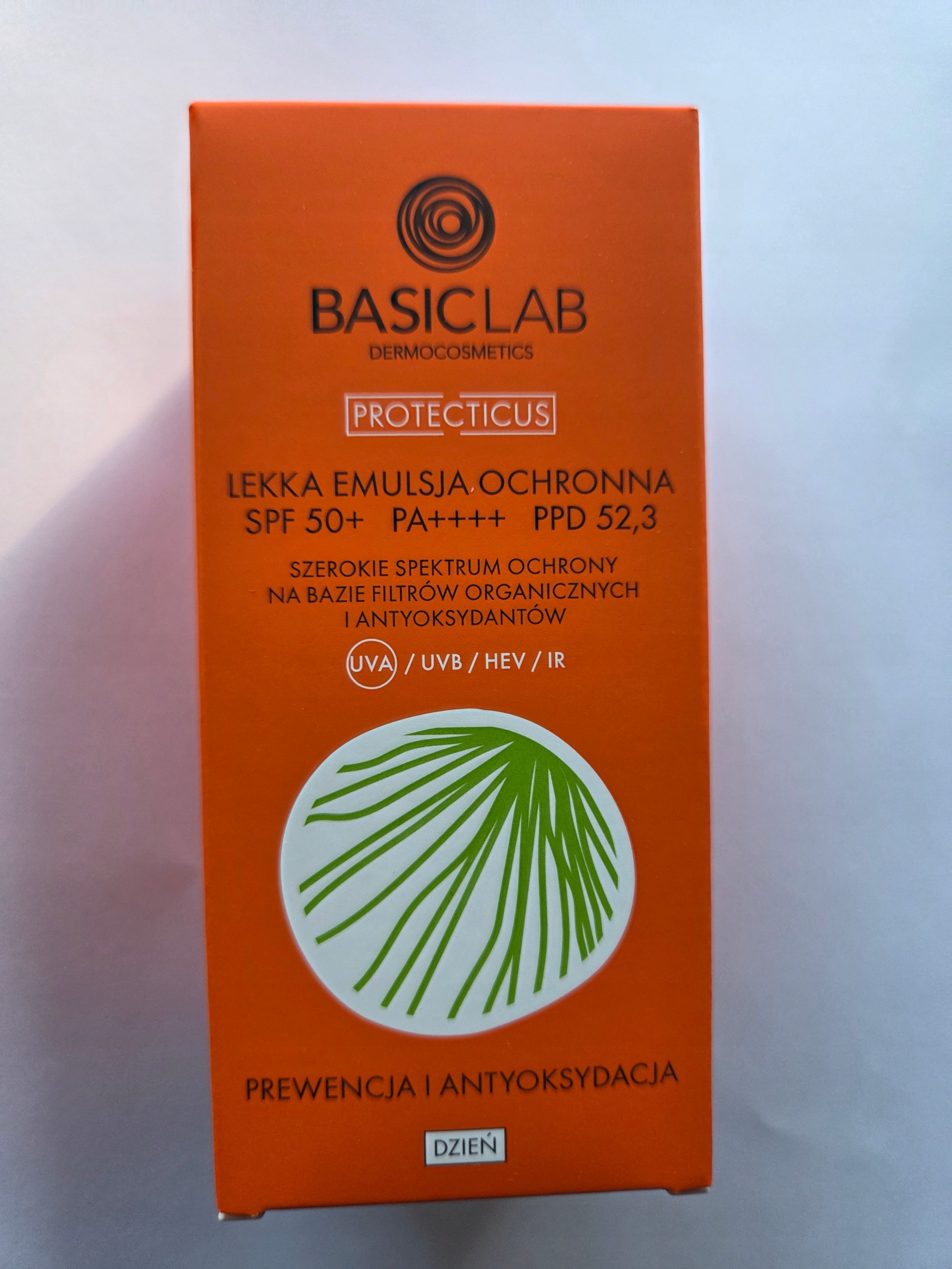 BasicLab Lekka emulsja ochronna Spf 50+ Prewencja i Antyoksydacja 50ml