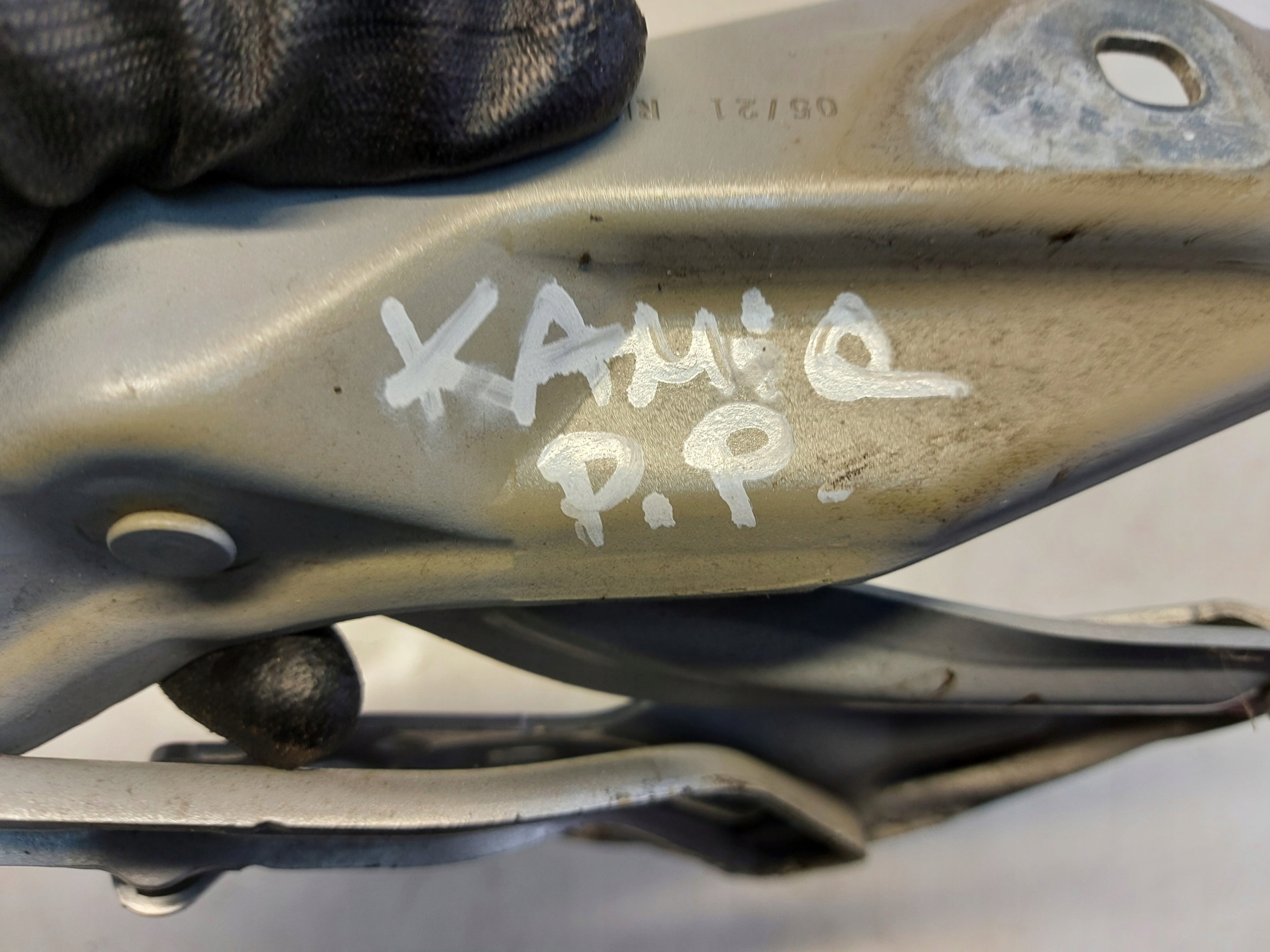 SKODA KAMIQ 658 hinge bonnets right 654823302