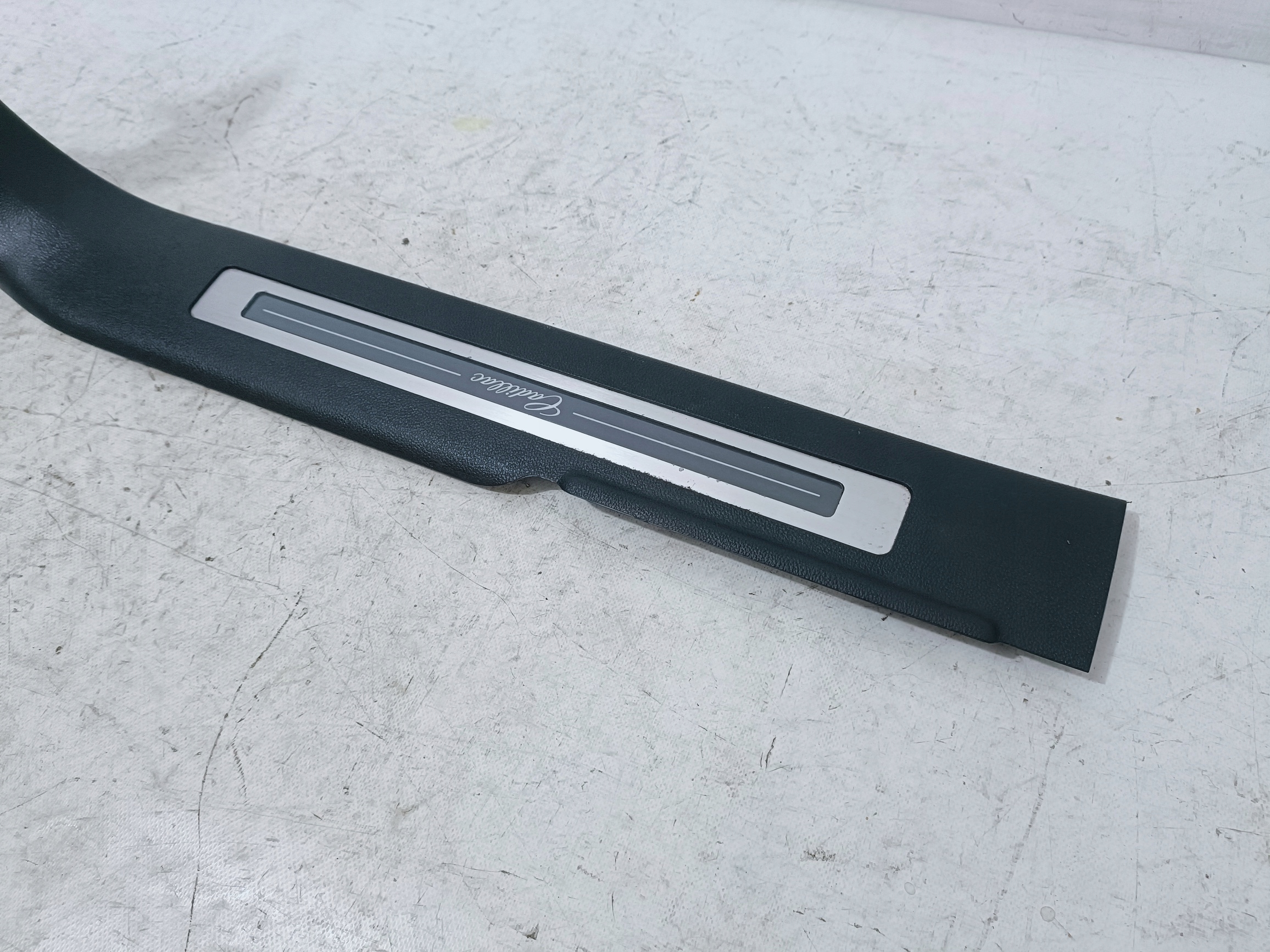 CADILLAC ESCALADE IV 15-cap moulding threshold right front 23475152