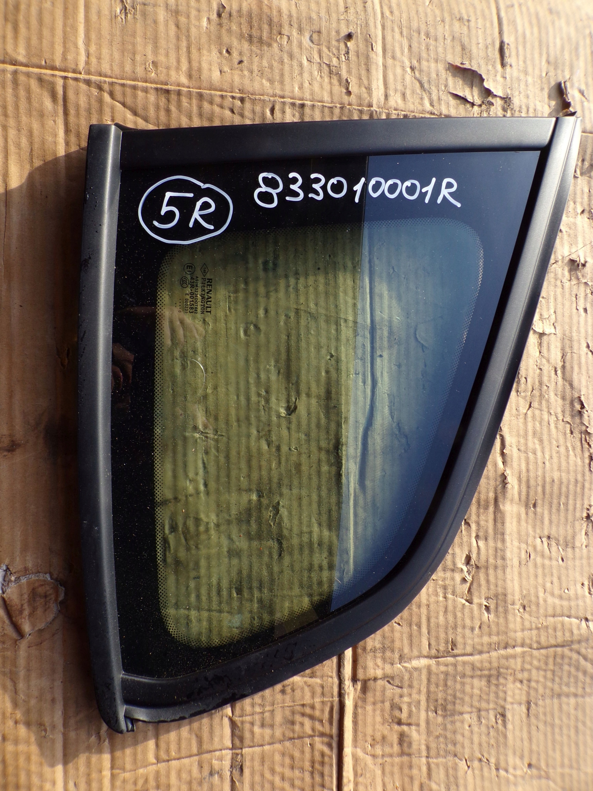 szyba karoseryjna lewy TYŁ LAGUNA III 833010001R