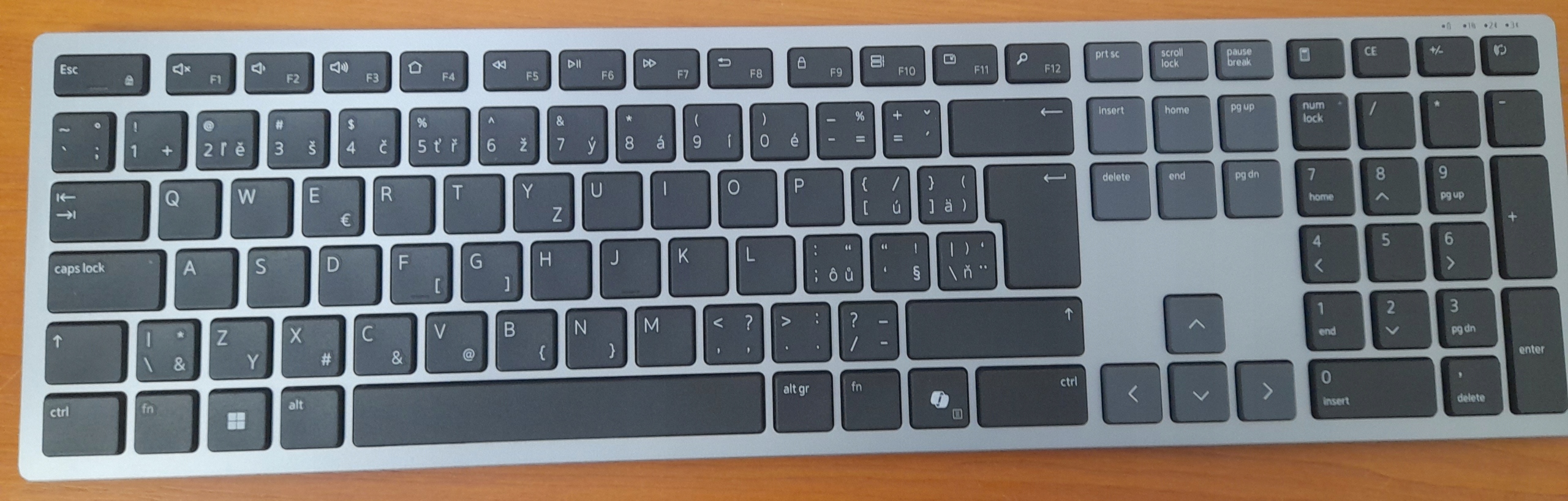 Bezdrátová klávesnice Dell pro více zařízení KB700 Pl Sk