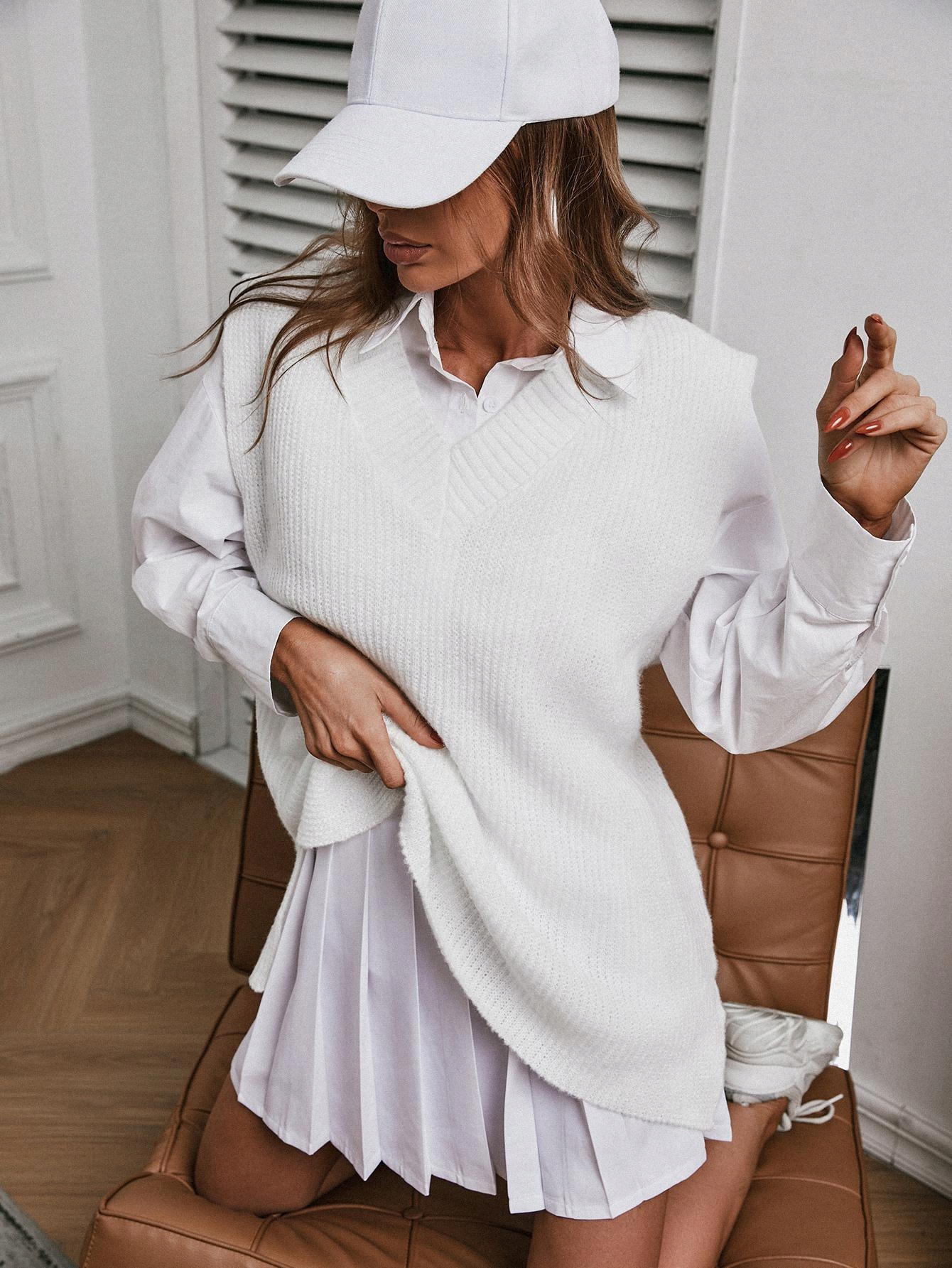 BIAŁA DZIANINOWA KLASYCZNA PROSTA KAMIZELKA LUŹNA DEKOLT V SHEIN S Marka Shein