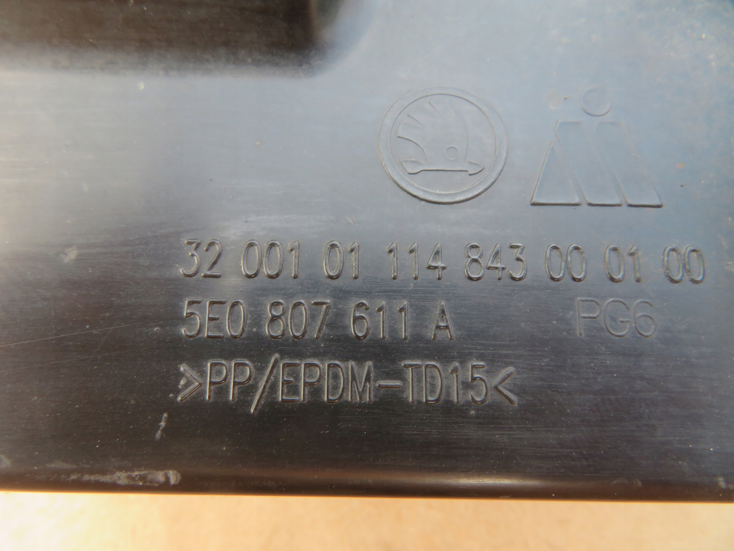 SKODA oe 5E0807611A спойлер