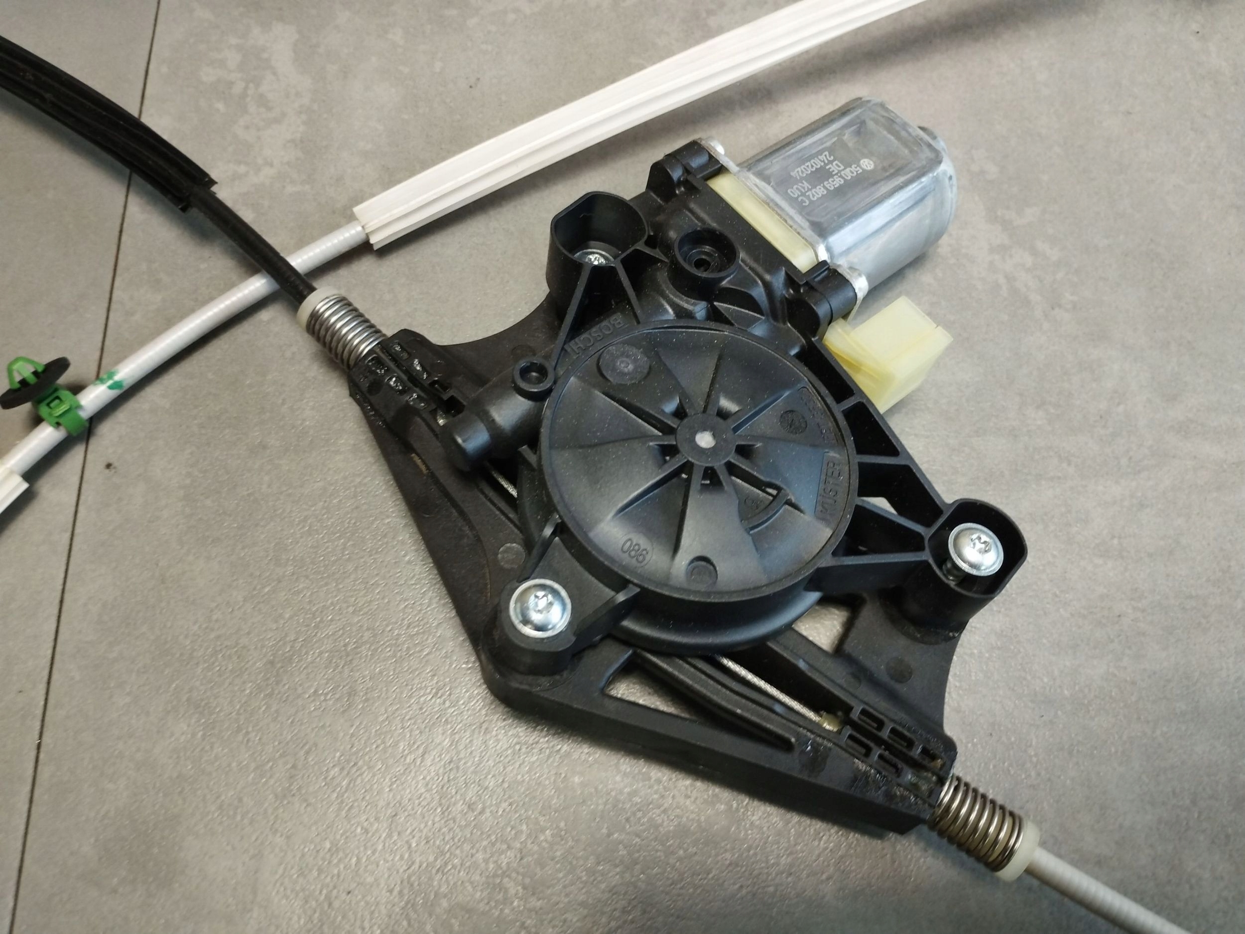 Cupra Formentor window regulator right front 5FF837462D