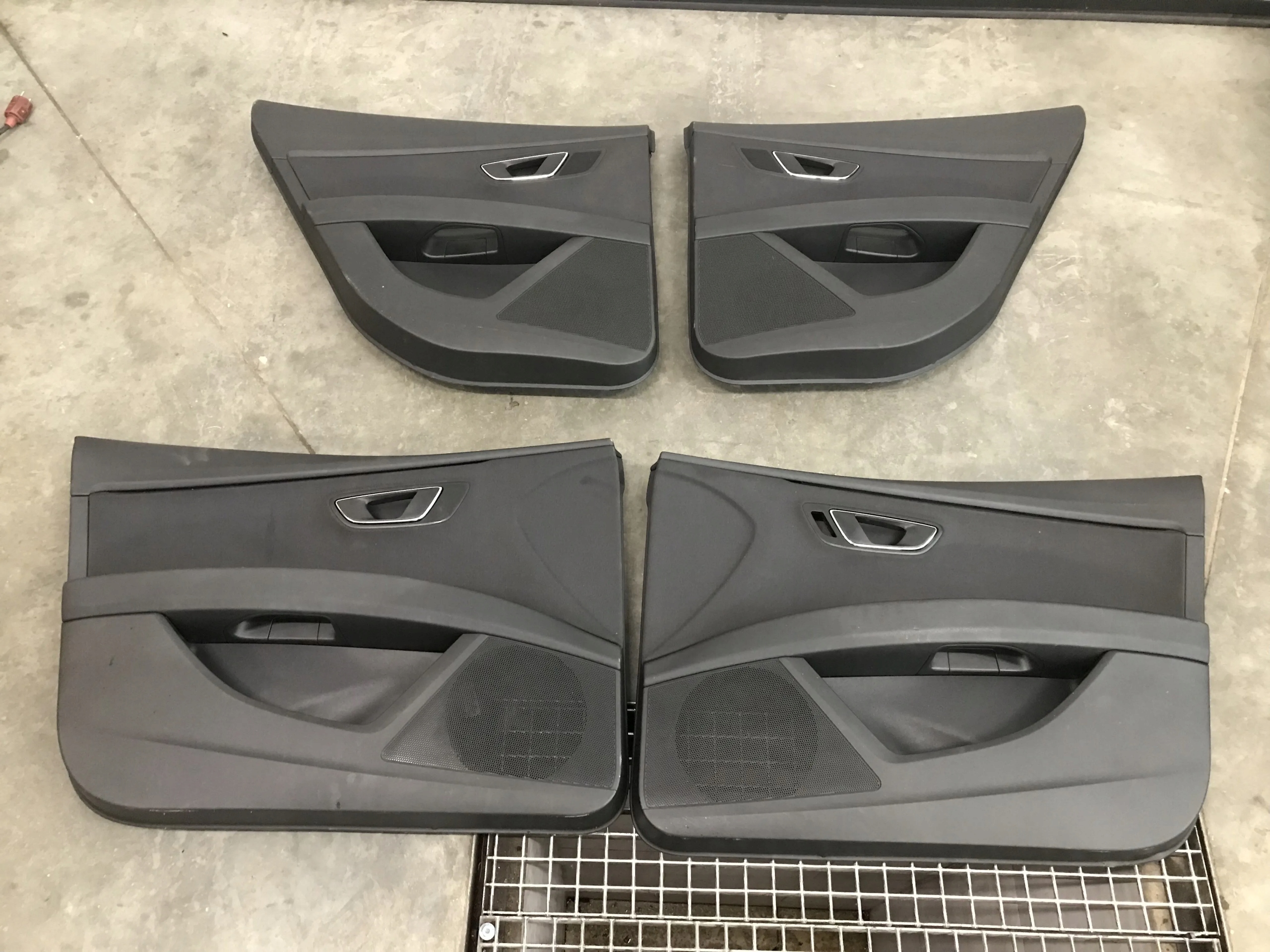 BOCZEK DRZWI PRZÓD PRAWY LEON III 5F 12-