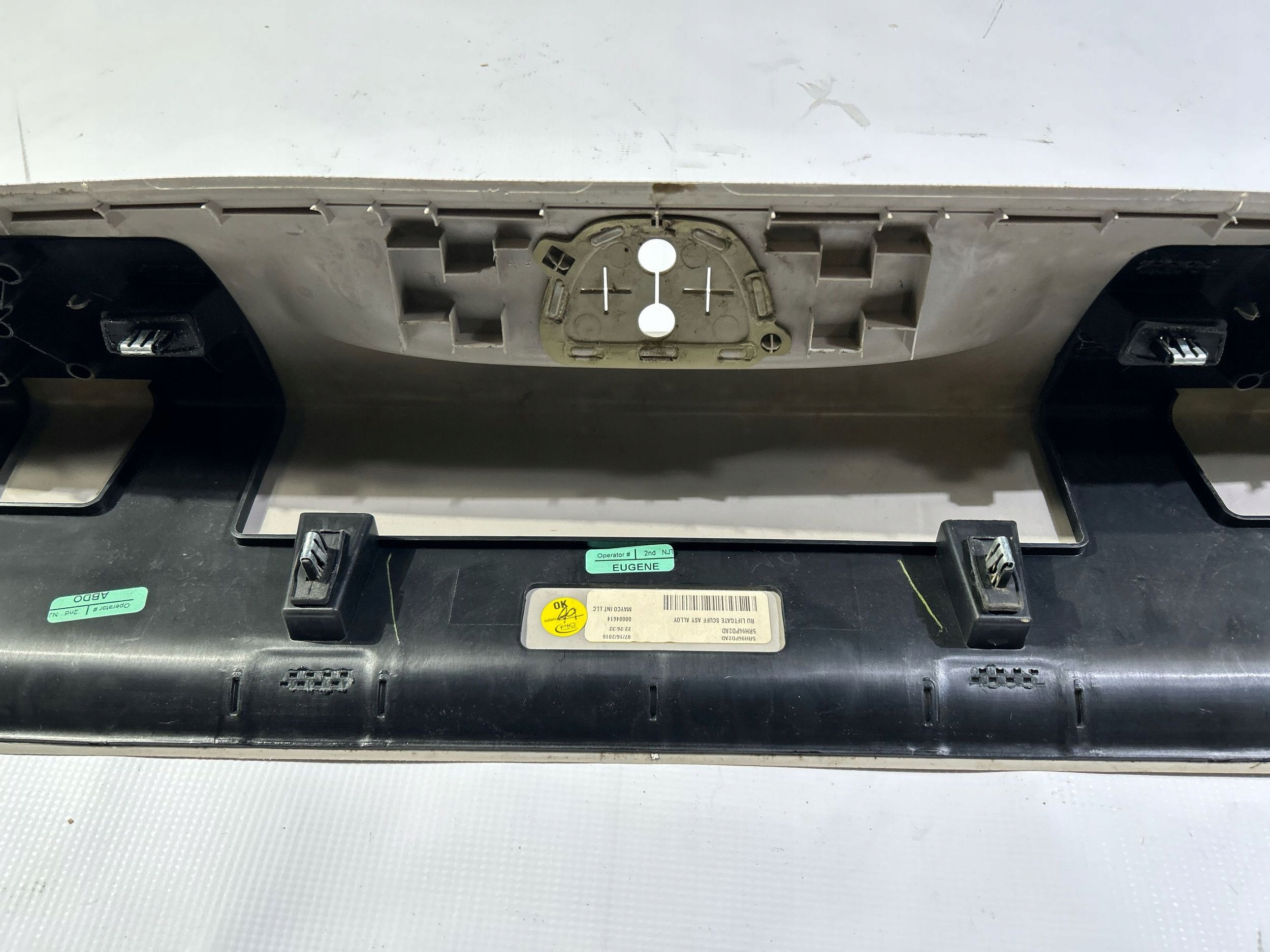 cover of the threshold supports boot covering side Chrysler Pacifica 2017
