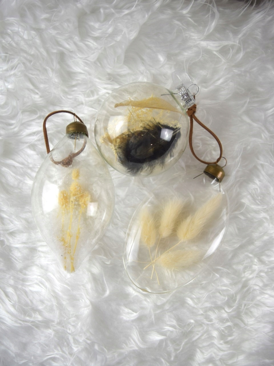 BOMBKA SZKLANA Z SUSZKAMI PAMPASY PIÓRKA BOHO XMAS Marka Dijk