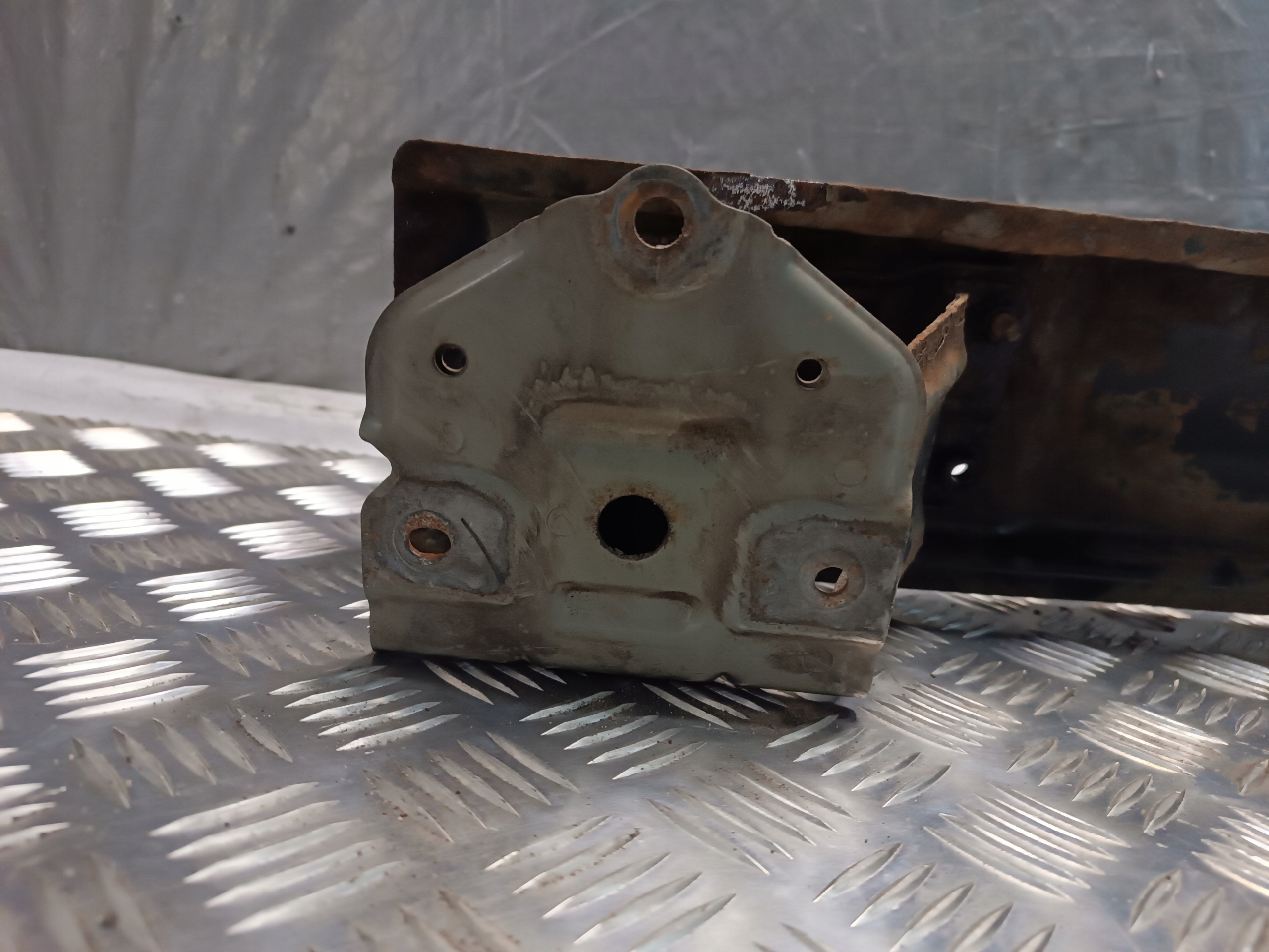 sider pillar below front bumper TOYOTA AURIS and 2007r