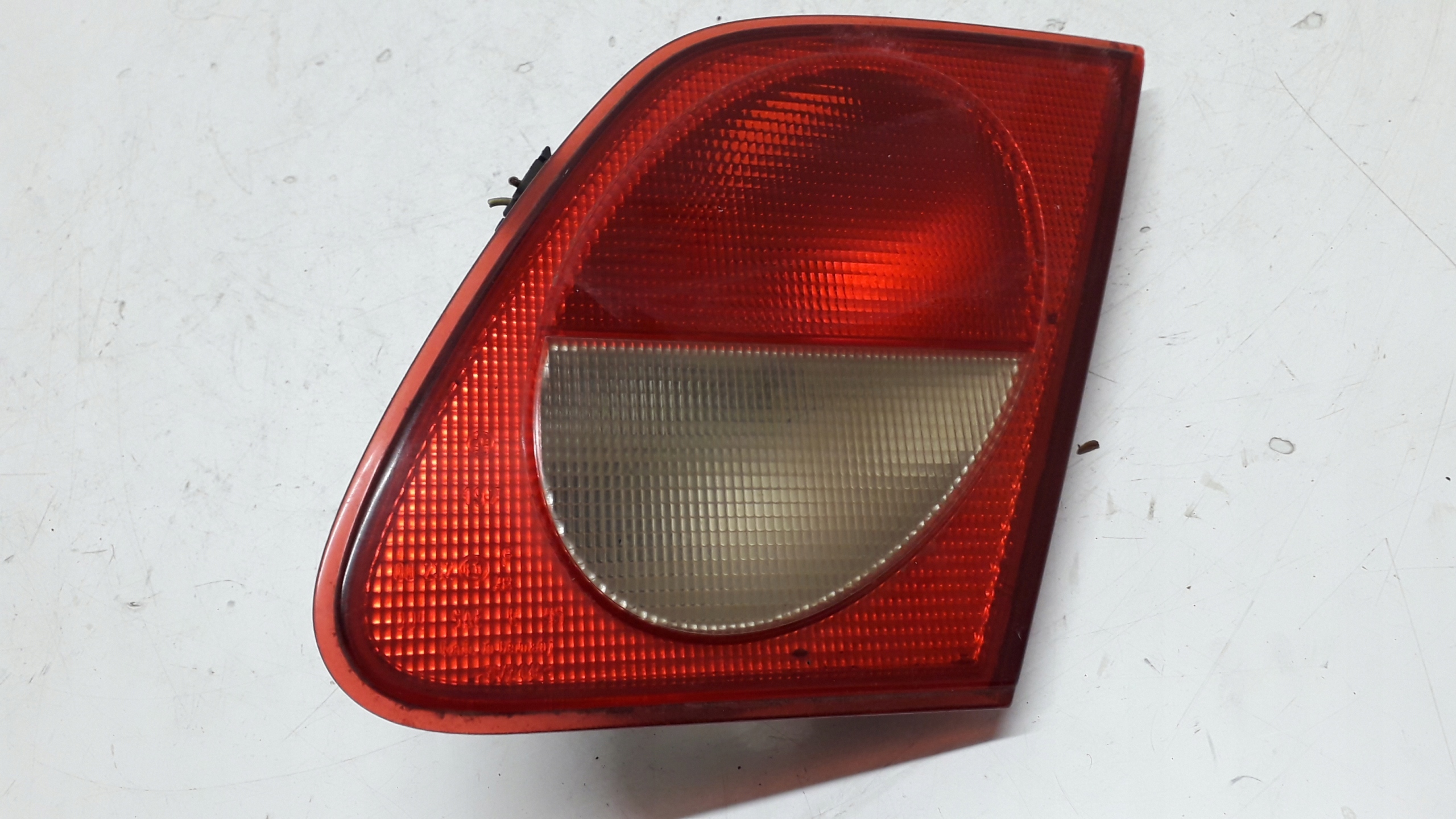 MERCEDES E W210 SEDAN LAMPA PRAWA TYLNA W KLAPE