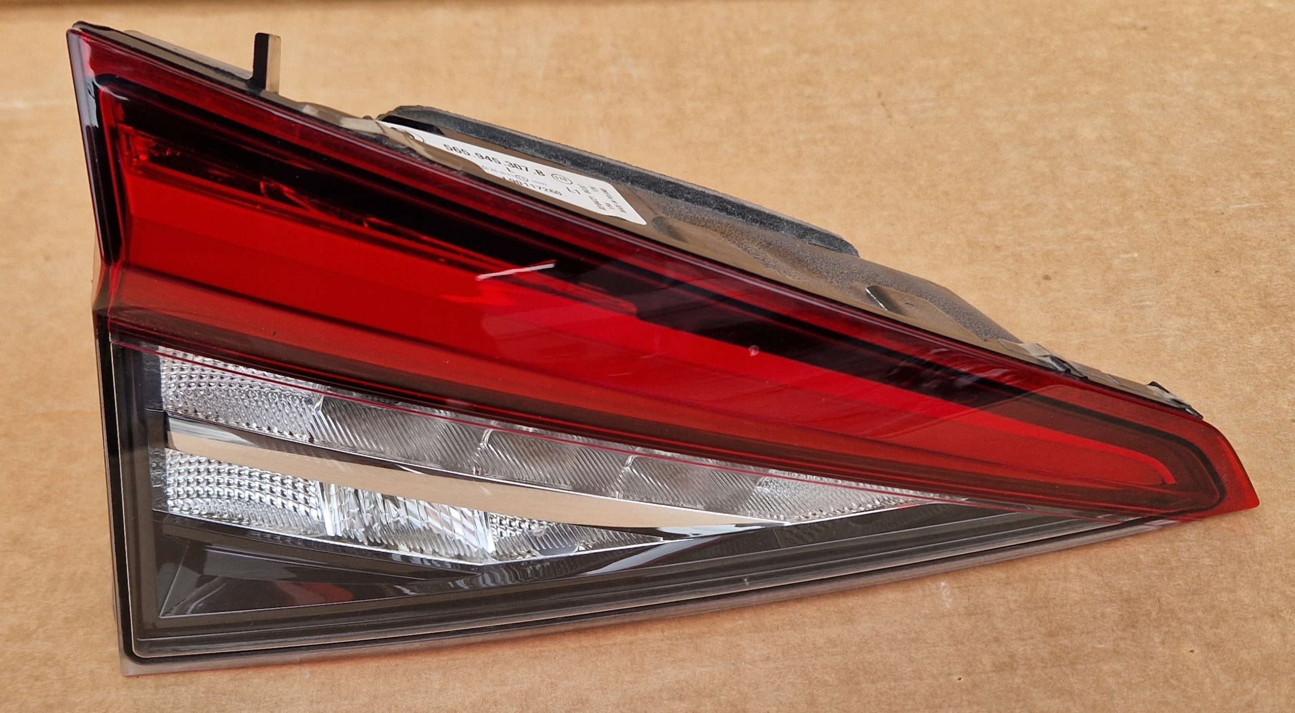 LAMPA SKODA KODIAQ LED 565945307B ORYGINAŁ W KLAPĘ