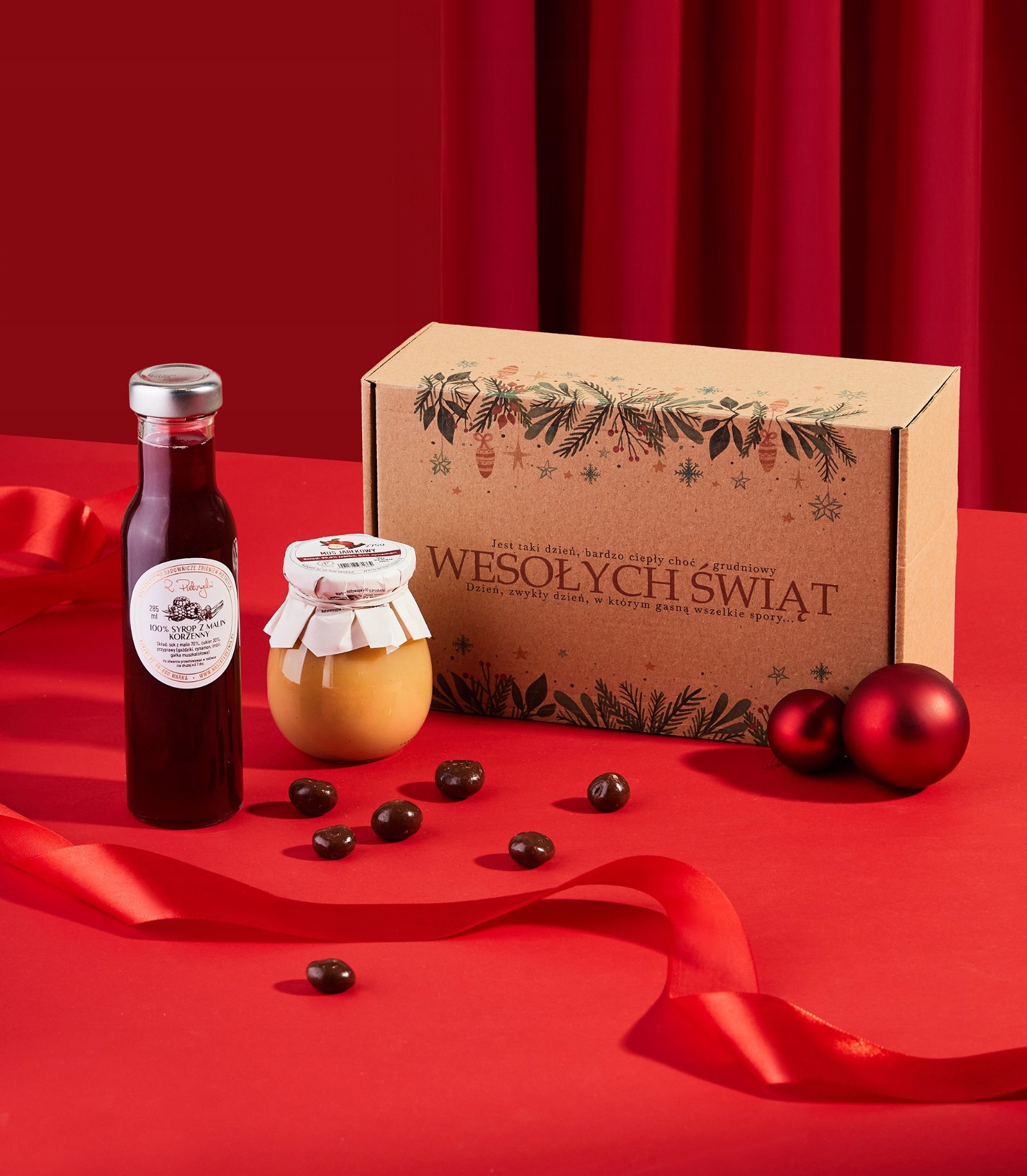 Levně Dárkový koš Sirup Malina Jablečné pyré Třešně Čokoláda Mikuláš Vánoční stromek