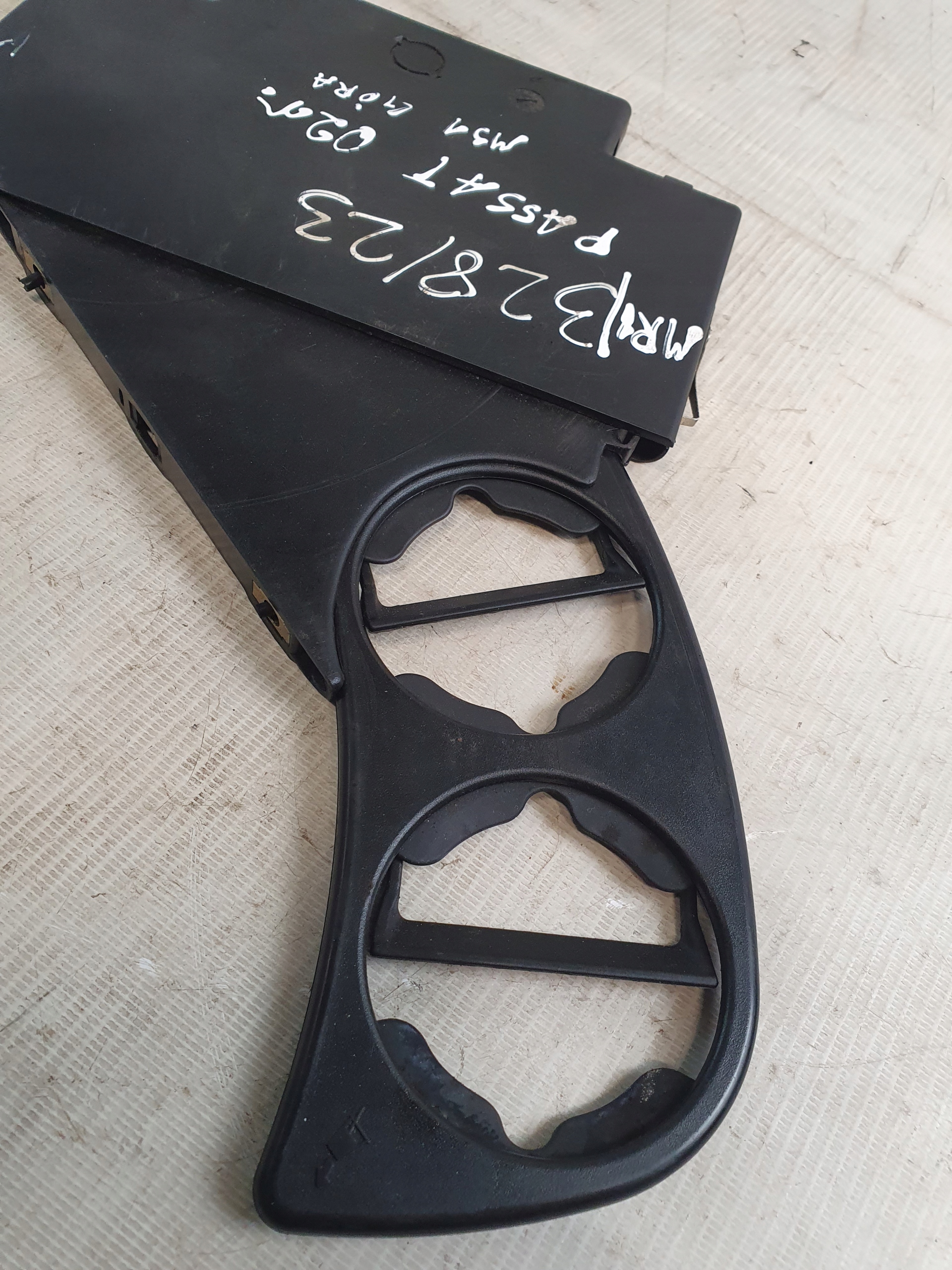 bracket for KUBKI OE 3BL858569 VOLKSWAGEN PASSAT B5 02r.