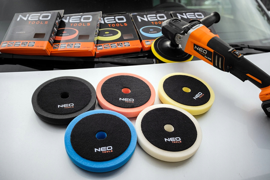 Polerka Samochodowa 900W Regulacji Obrotów 150mm + 5x Pady Polerskie Zestaw Marka Neo Tools