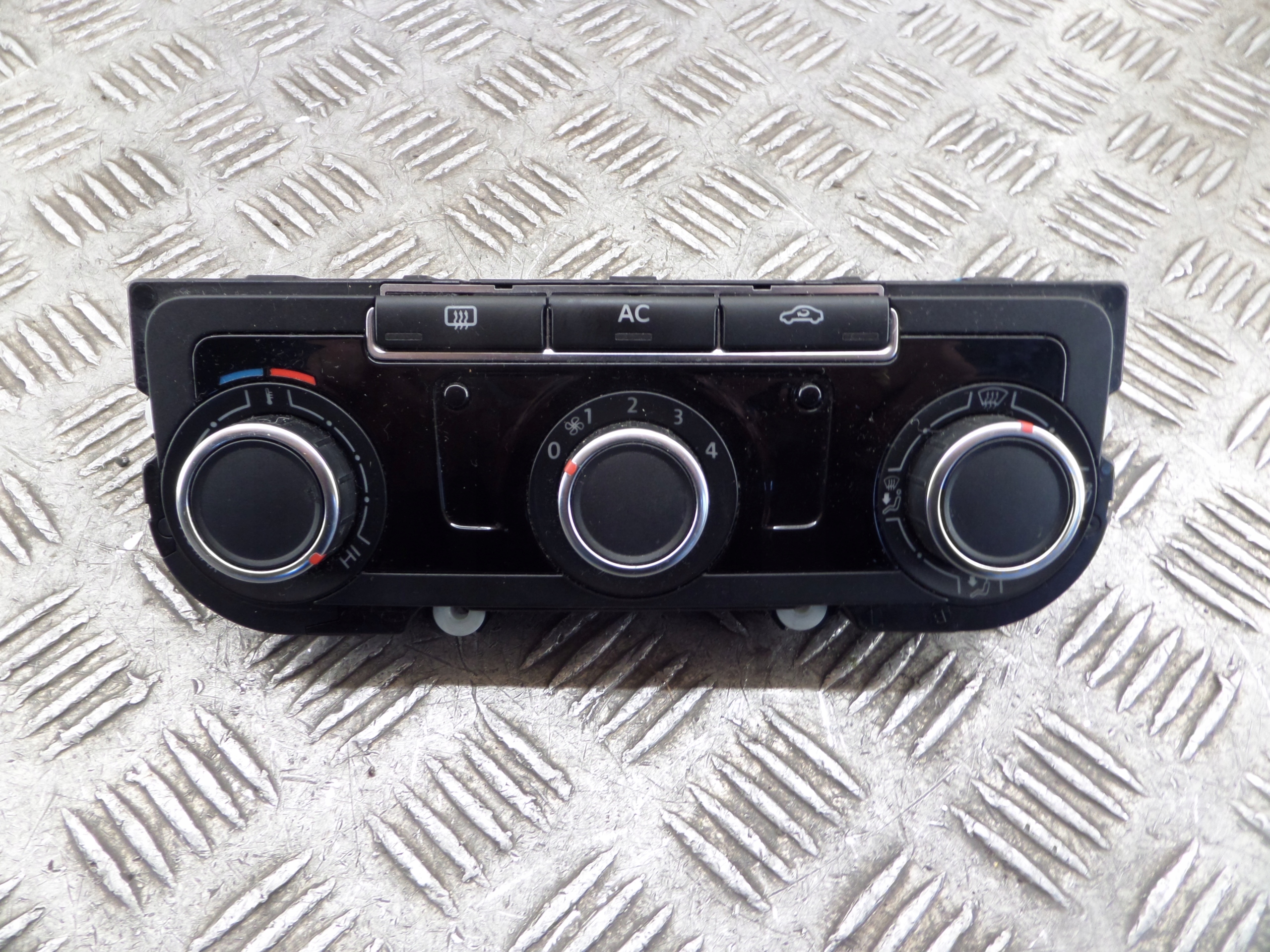 PANEL of the air conditioning 5HB009751-70 VW GOLF VI