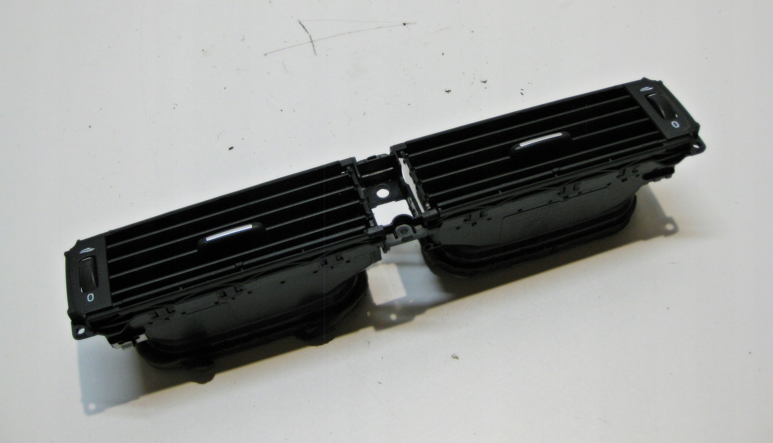 VOLVO V70 2.0 D 09R grid air conditioning devices central 30643315