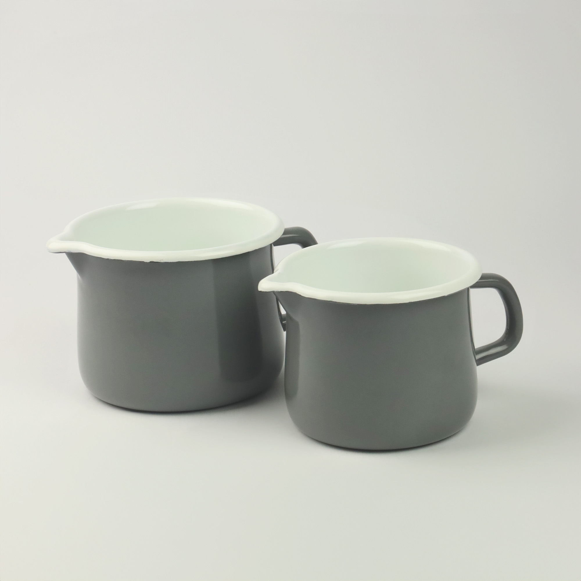 EMALIOWANY KUBEK Z WYLEWKĄ DZBANUSZEK NA KUCHENKĘ Z DZIÓBKIEM 1,7L SZARY