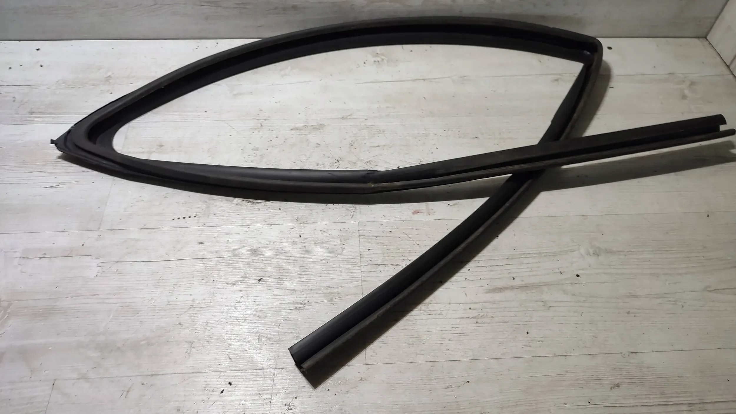 Dacia Logan II 2019r front side right gasket windows door