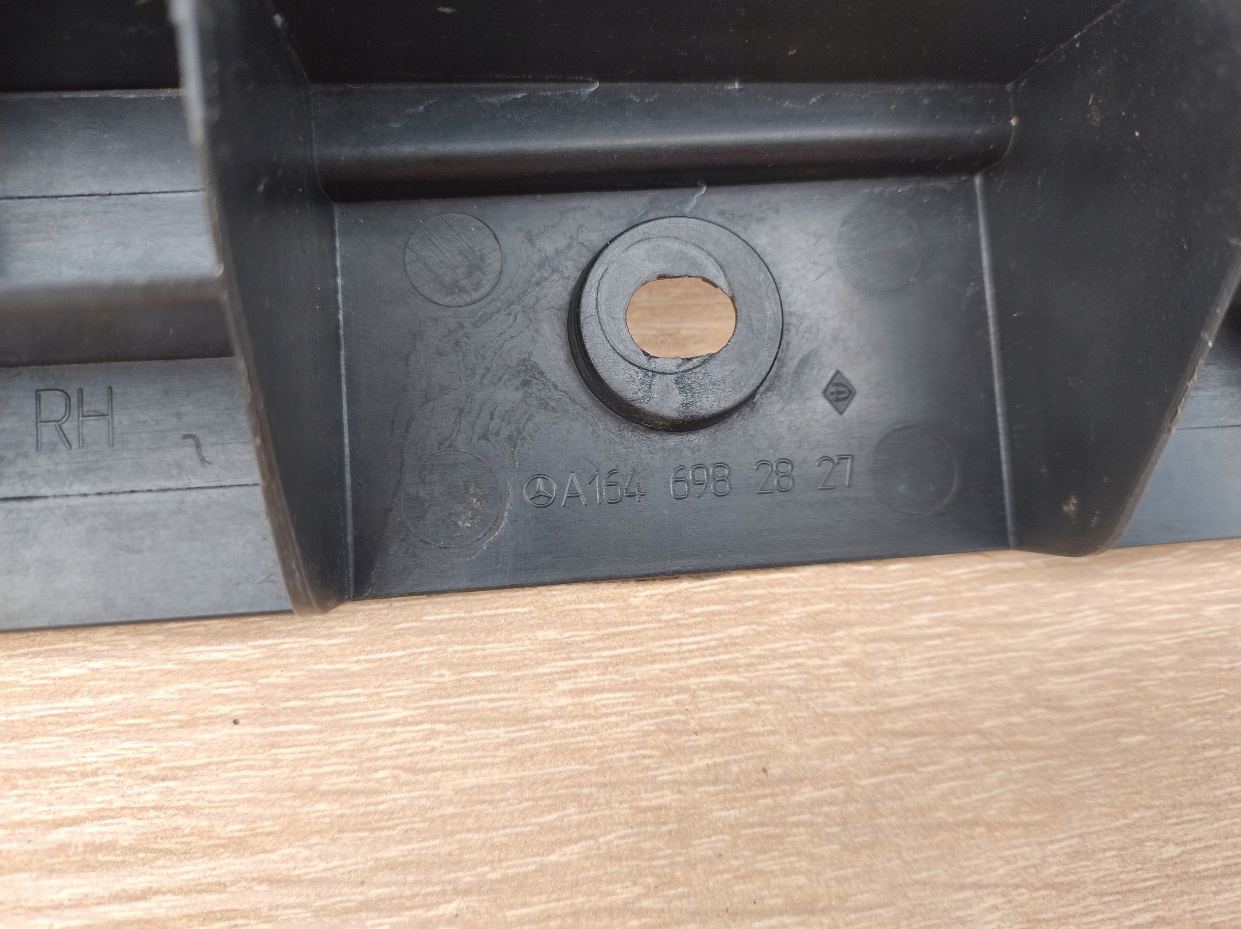 MERCEDES ML GL W164 holder of the threshold right bracket