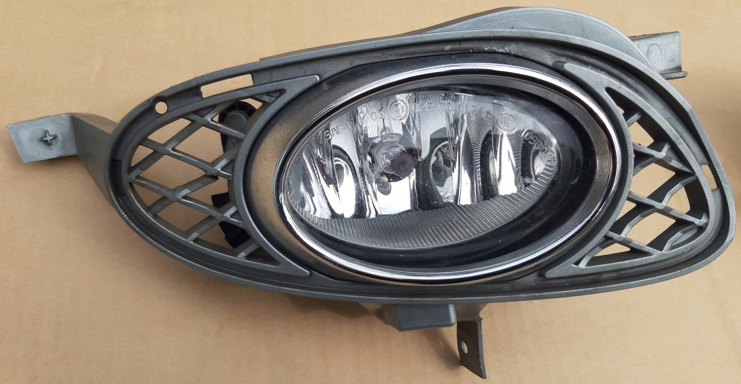 A2198851523 - MERCEDES CLS W219 галогенная решетка лифта