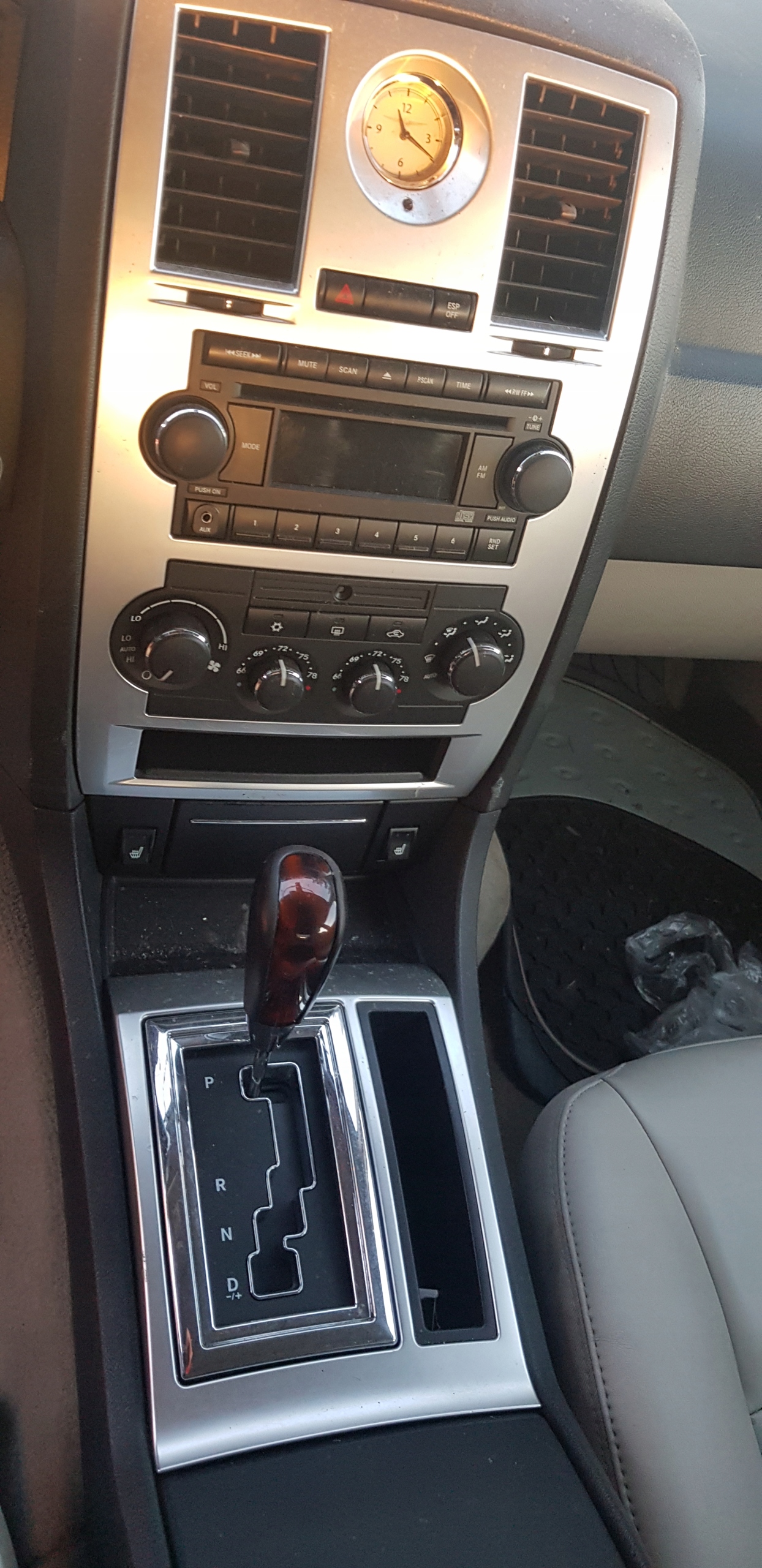 CHRYSLER 300C подлокотник тунель = ====