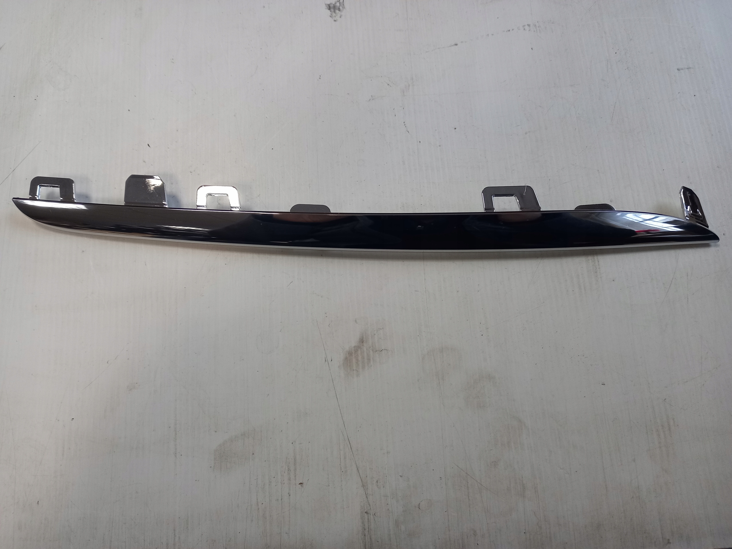 2058880373 - Решетка радиатора MERCEDES W205 верх.*