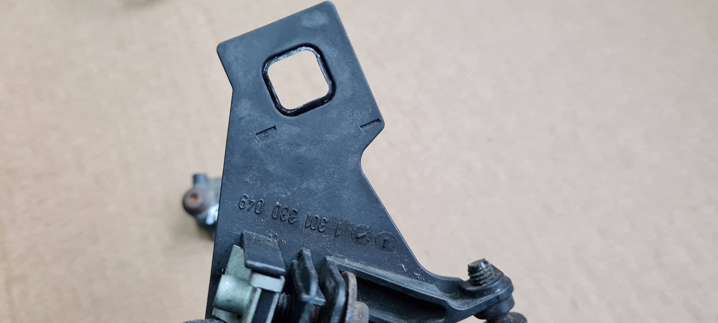 A5 8T LIFT bracket hook holder lights left front 1301330049 A4 B8 LIFT