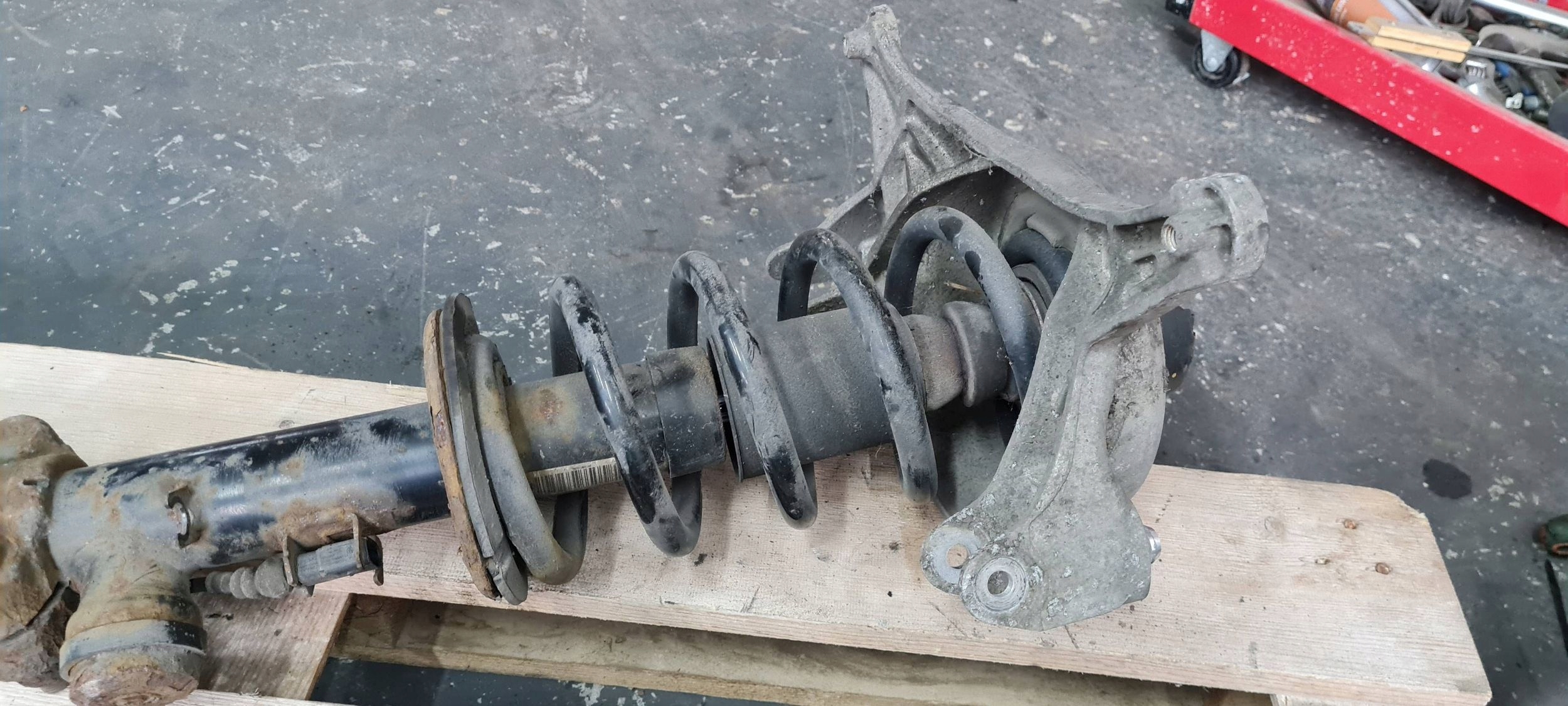 Q5 8R shock absorber left front AKTYWNY 8R0413029J