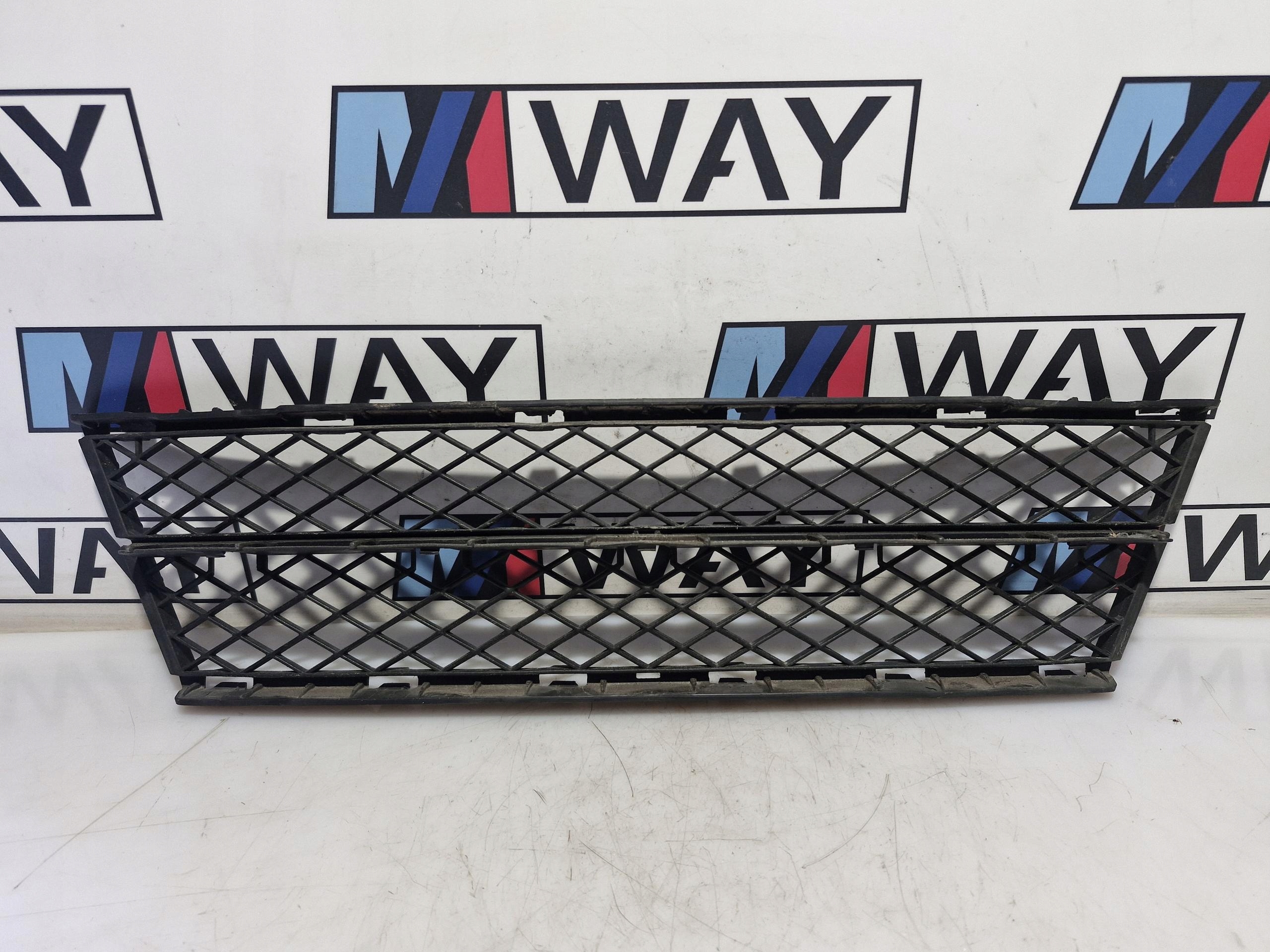 7178115 BMW E60 E61 Grill Lüftungsgitter der Stoßstange vorne mitte