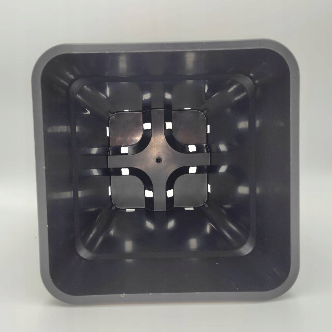 MOCNA KWADRATOWA DONICZKA PRODUKCYJNA 11L / 24x24x28cm, WYSOKA, Z RANTEM Materiał wykonania tworzywo sztuczne