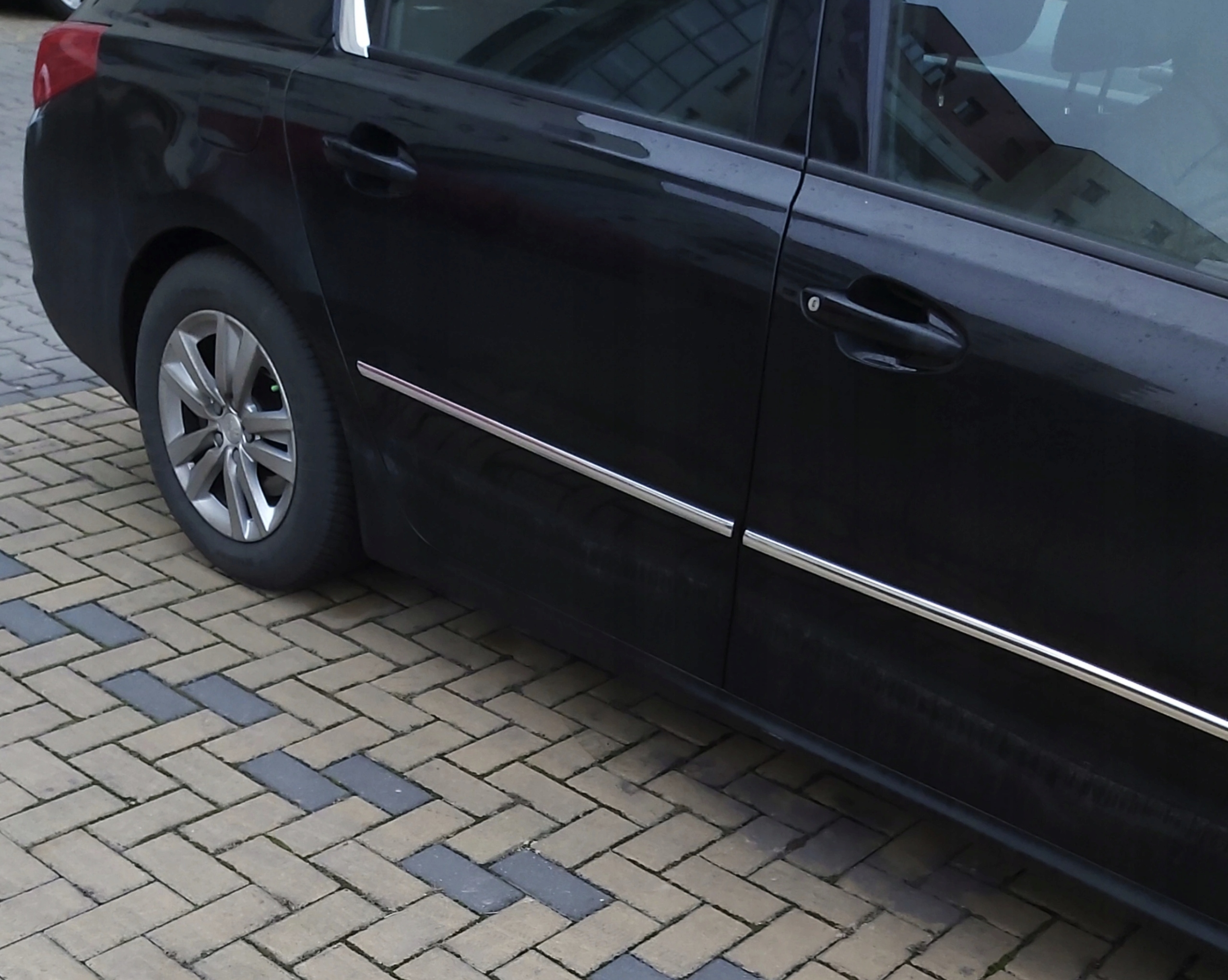 Infiniti Q50 - Listwy CHROM Boczne Drzwi Kolor srebrny