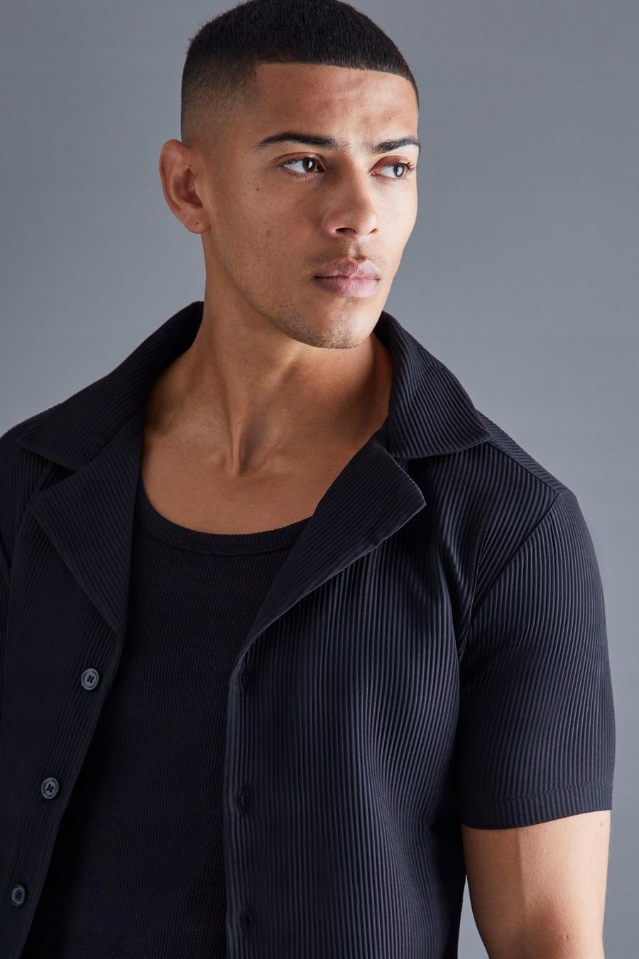 KOSZULA CZARNA Z KRÓTKIM RĘKAWEM PLISOWANA BOOHOOMAN L Rozmiar L