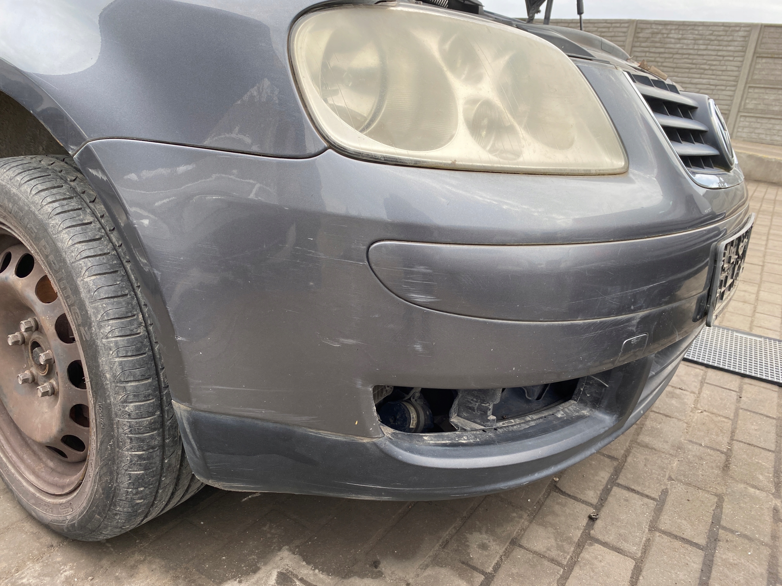 VW Touran 1 l 03-05 front bumper front kod lakieru LD7X