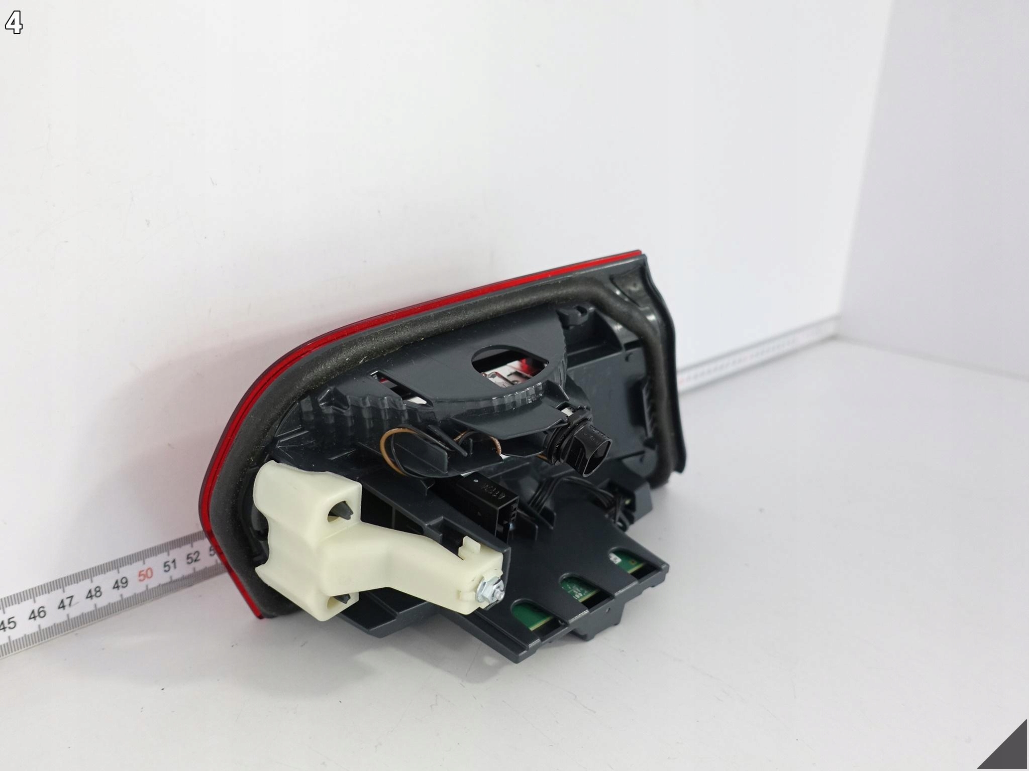 BMW 3 F30 F31 M3 F80 LCI LIFT 15-18 LAMPA LED NA POKRYWIE BAGAŻNIKA PRAWA Strona zabudowy prawa