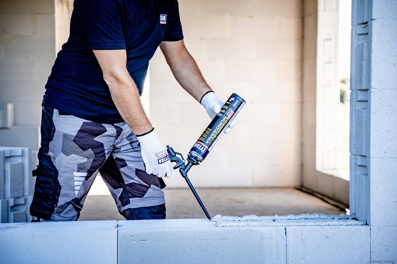 Pianoklej do Murowania Tytan Professional 870ml Piana Klej Gotowa Zaprawa Pojemność 870 ml