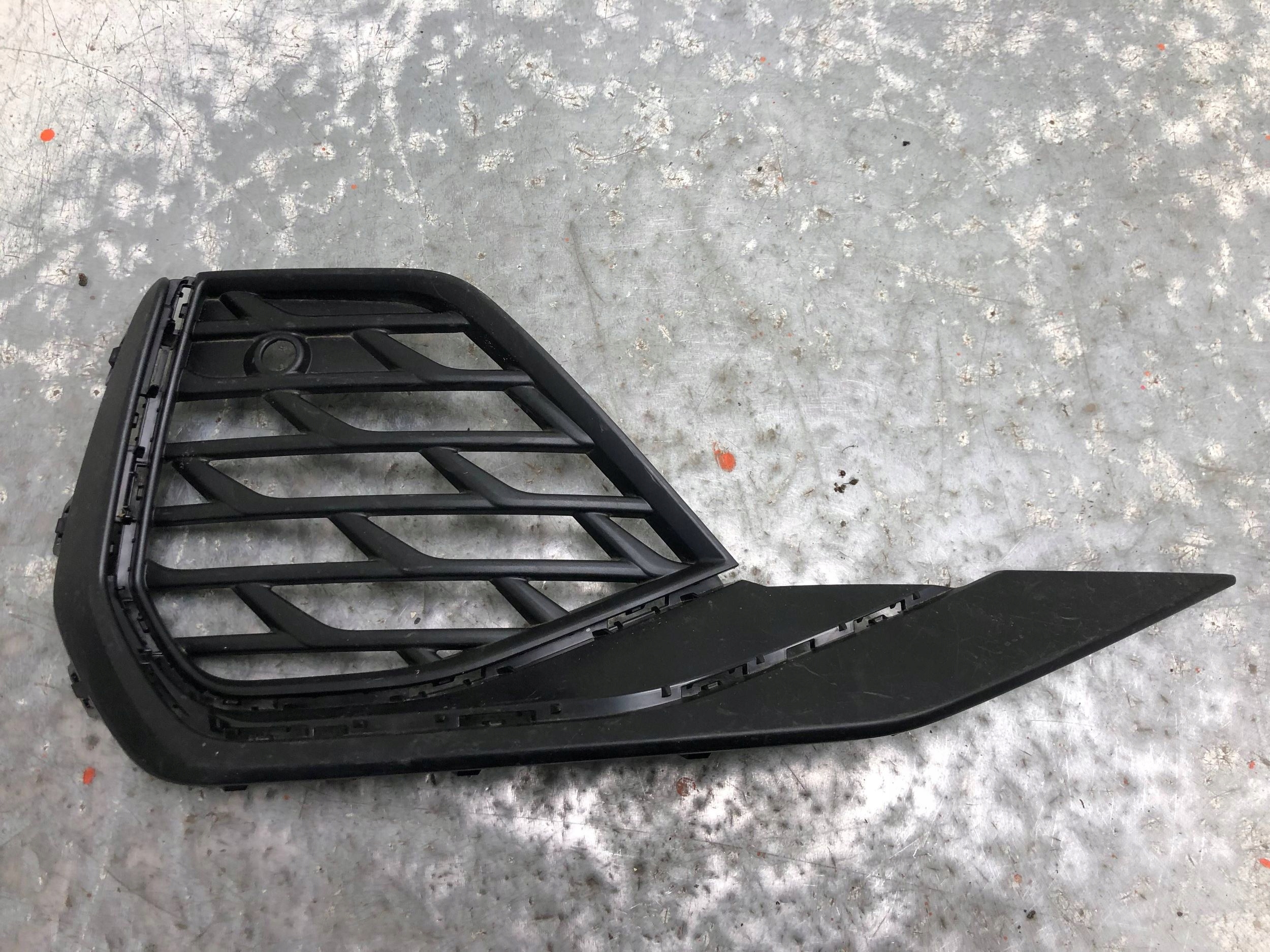 grid of a bumper right front S-LINE AUDI A3 LIFT 8Y0807682J