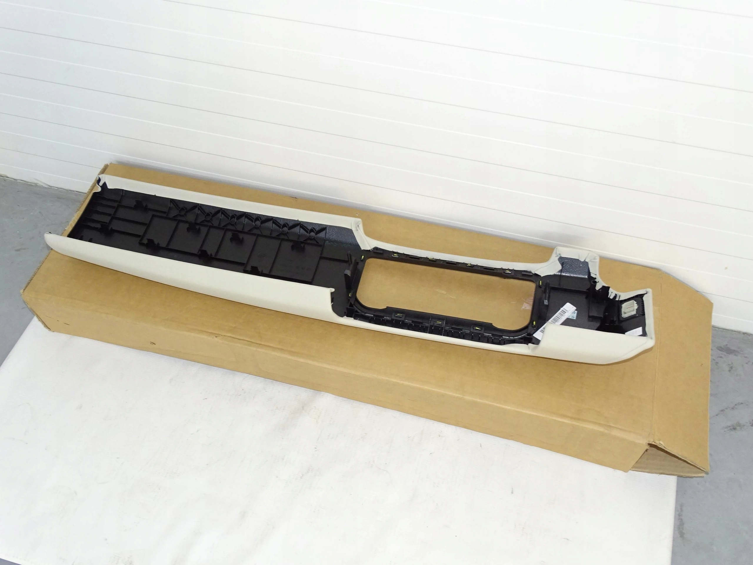 NOWA tapicerka deski skora navi RANGE ROVER SPORT Car type Passenger cars