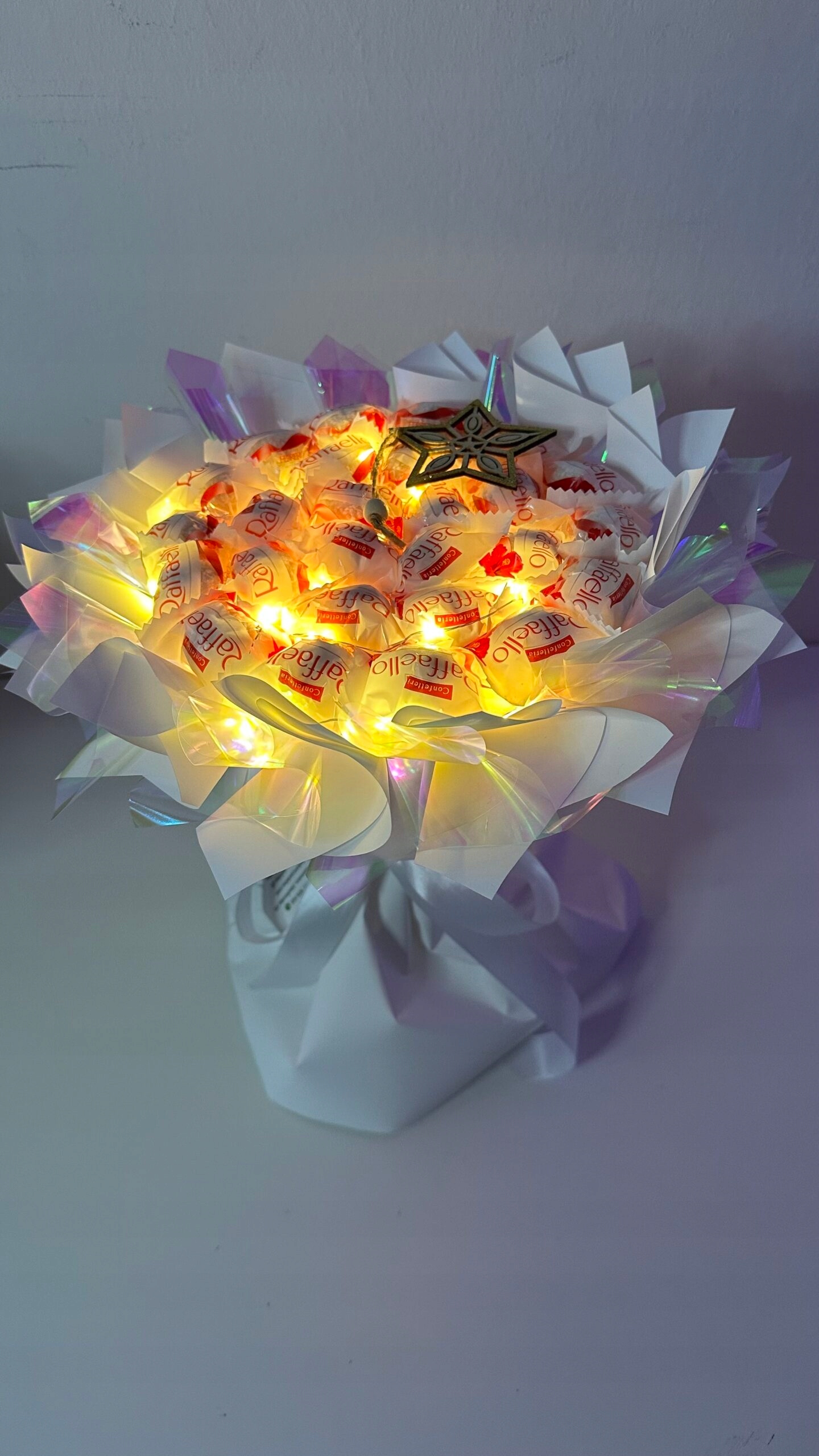 Levně Bílá svítící jídelní kytice s rafaellom dárek na Mikuláše, Vánoce