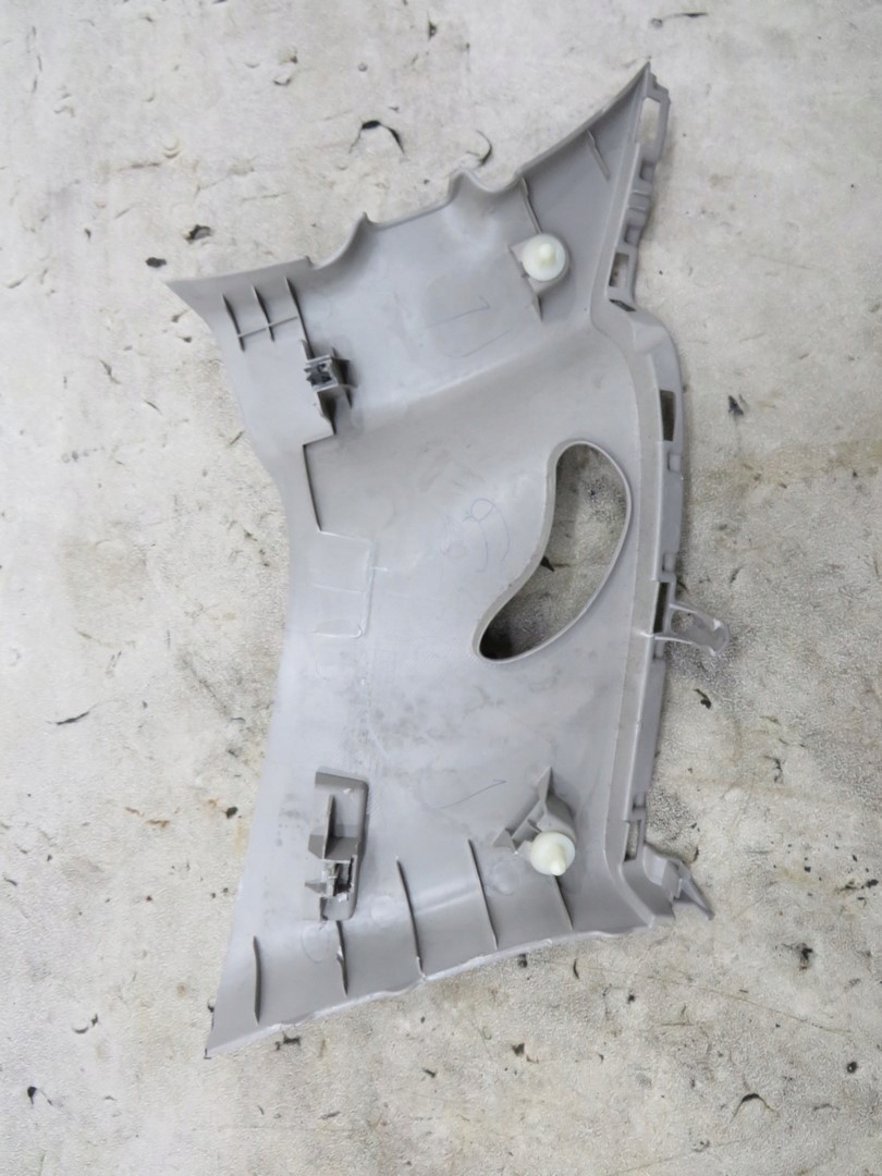 OSŁONA SŁUPKA LEWY TYŁ JUKE Producent części Nissan OE