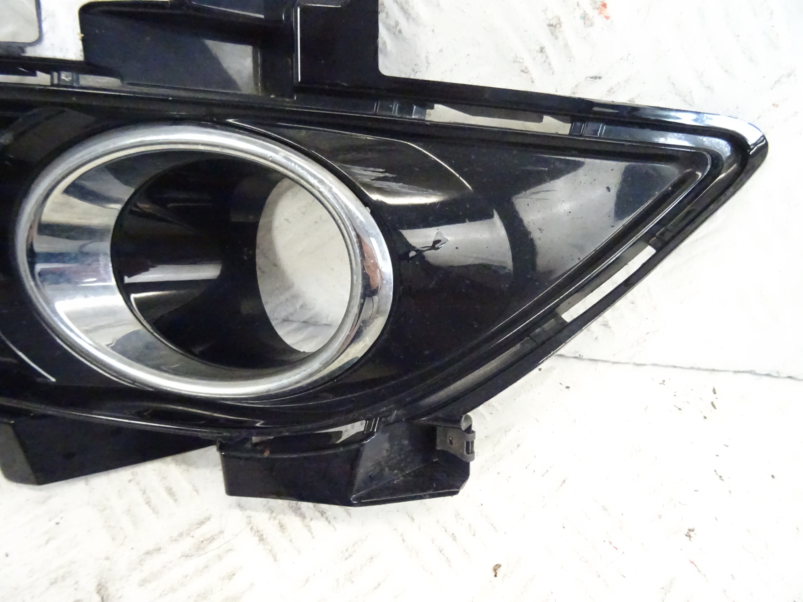 grid of a bumper front front right FORD MONDEO MK5 DS73-19952-L