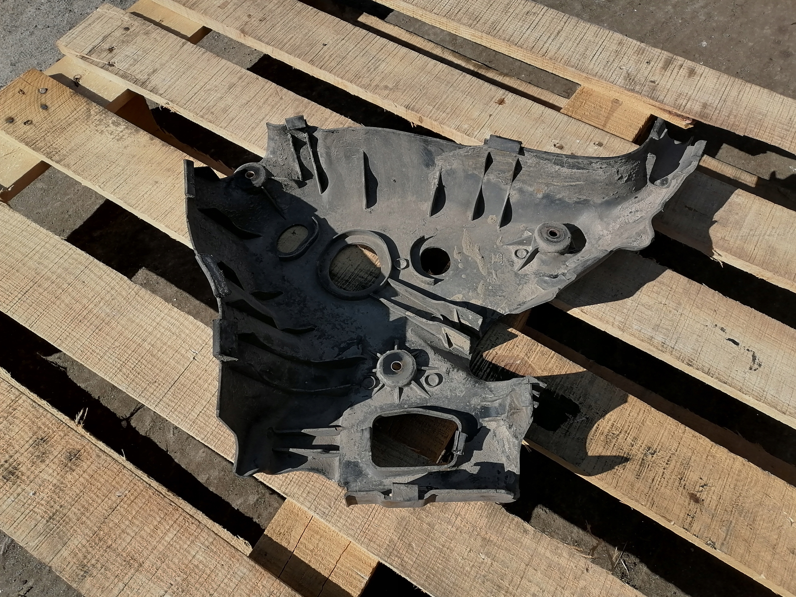 AUDI A6 C6 Blende Abdeckung des Querlenkers rechts heck 4F0505415C