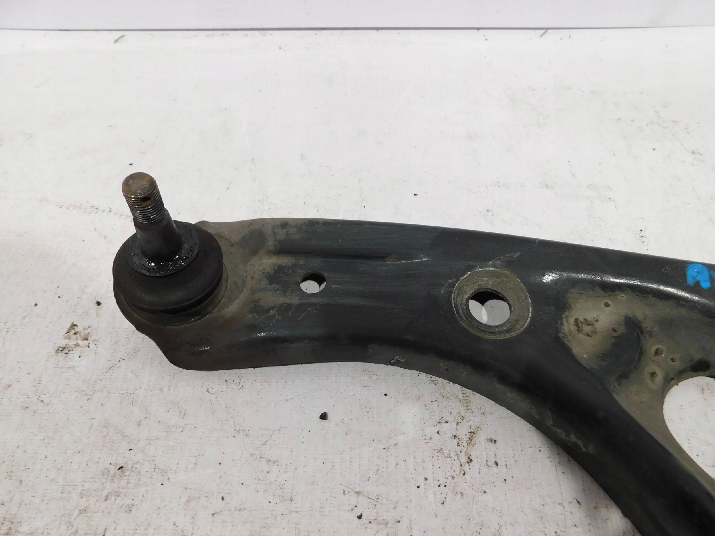 swing arm left TOYOTA AYGO P-107 C1